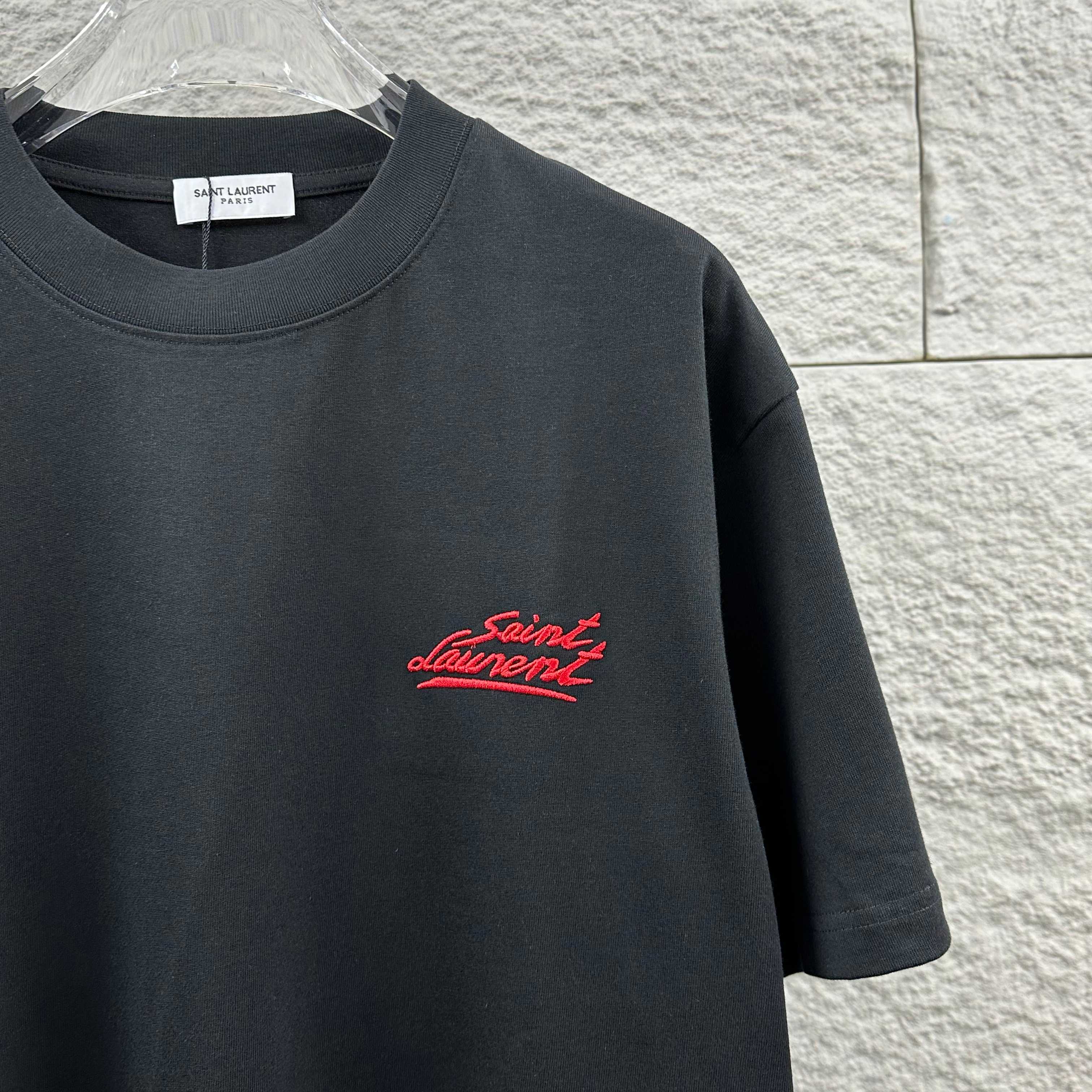 Saint Laurent ysl*圣罗兰* 2026春款新款 简约字母刺绣+贴绒工艺工艺，定制纯棉双纱面料 短袖圆领