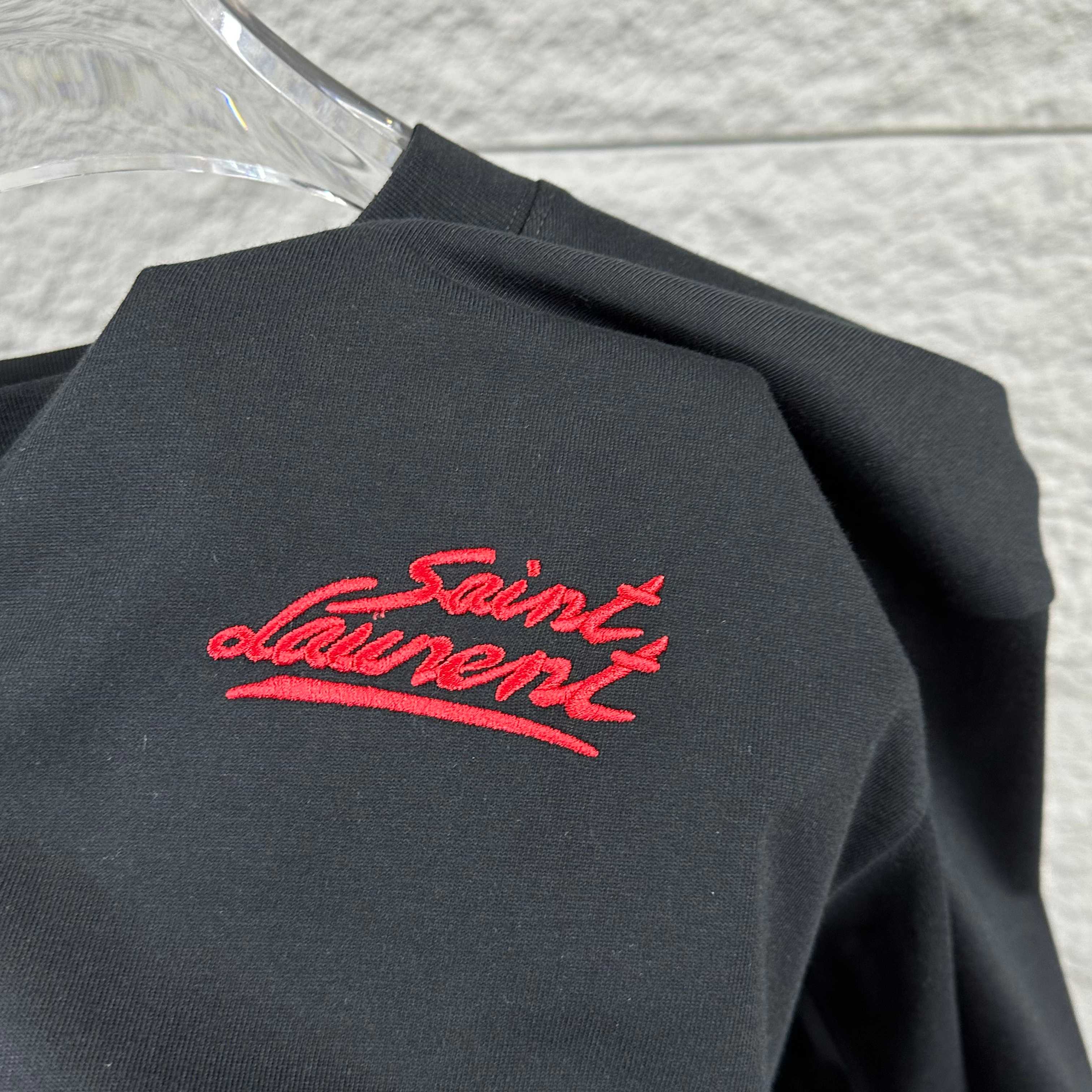 Saint Laurent ysl*圣罗兰* 2026春款新款 简约字母刺绣+贴绒工艺工艺，定制纯棉双纱面料 短袖圆领