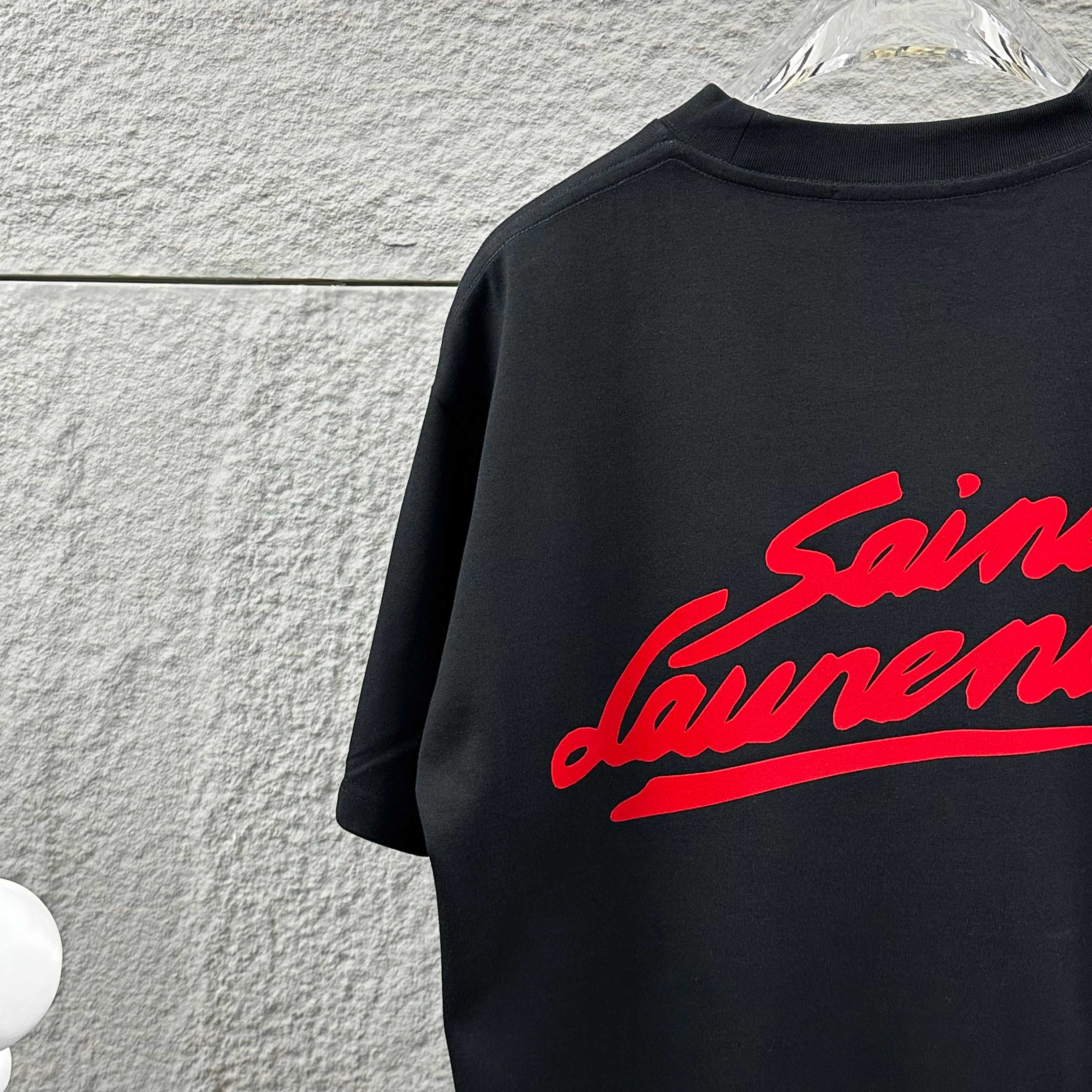 Saint Laurent ysl*圣罗兰* 2026春款新款 简约字母刺绣+贴绒工艺工艺，定制纯棉双纱面料 短袖圆领