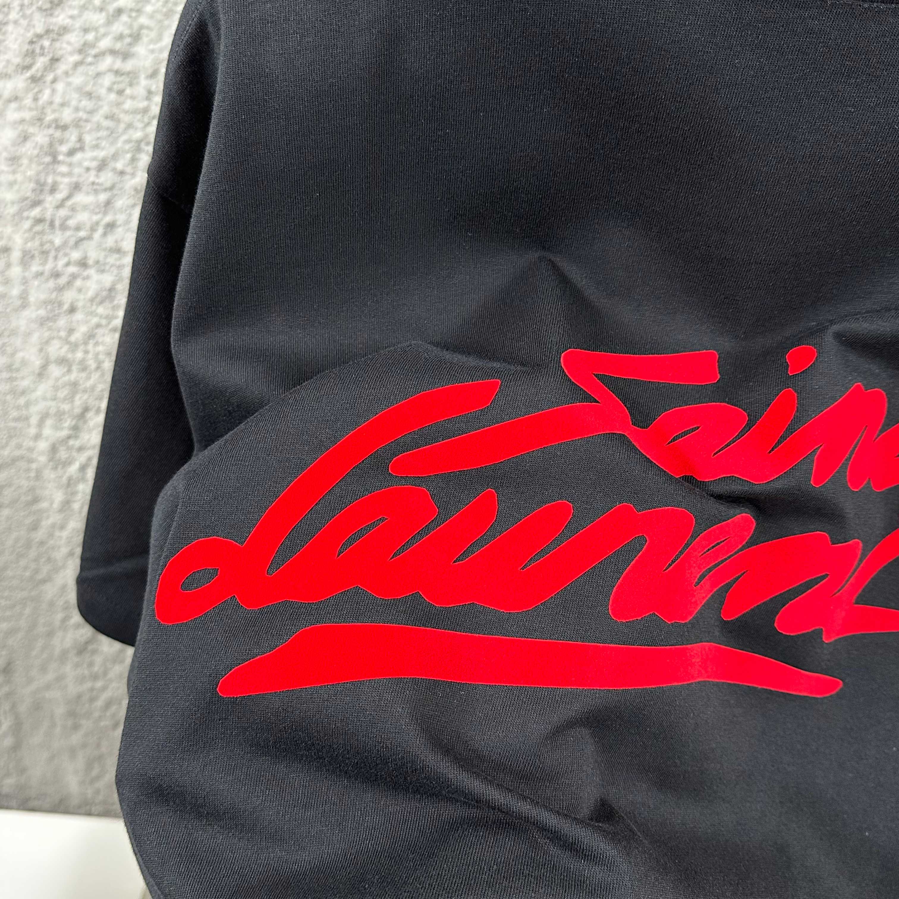Saint Laurent ysl*圣罗兰* 2026春款新款 简约字母刺绣+贴绒工艺工艺，定制纯棉双纱面料 短袖圆领