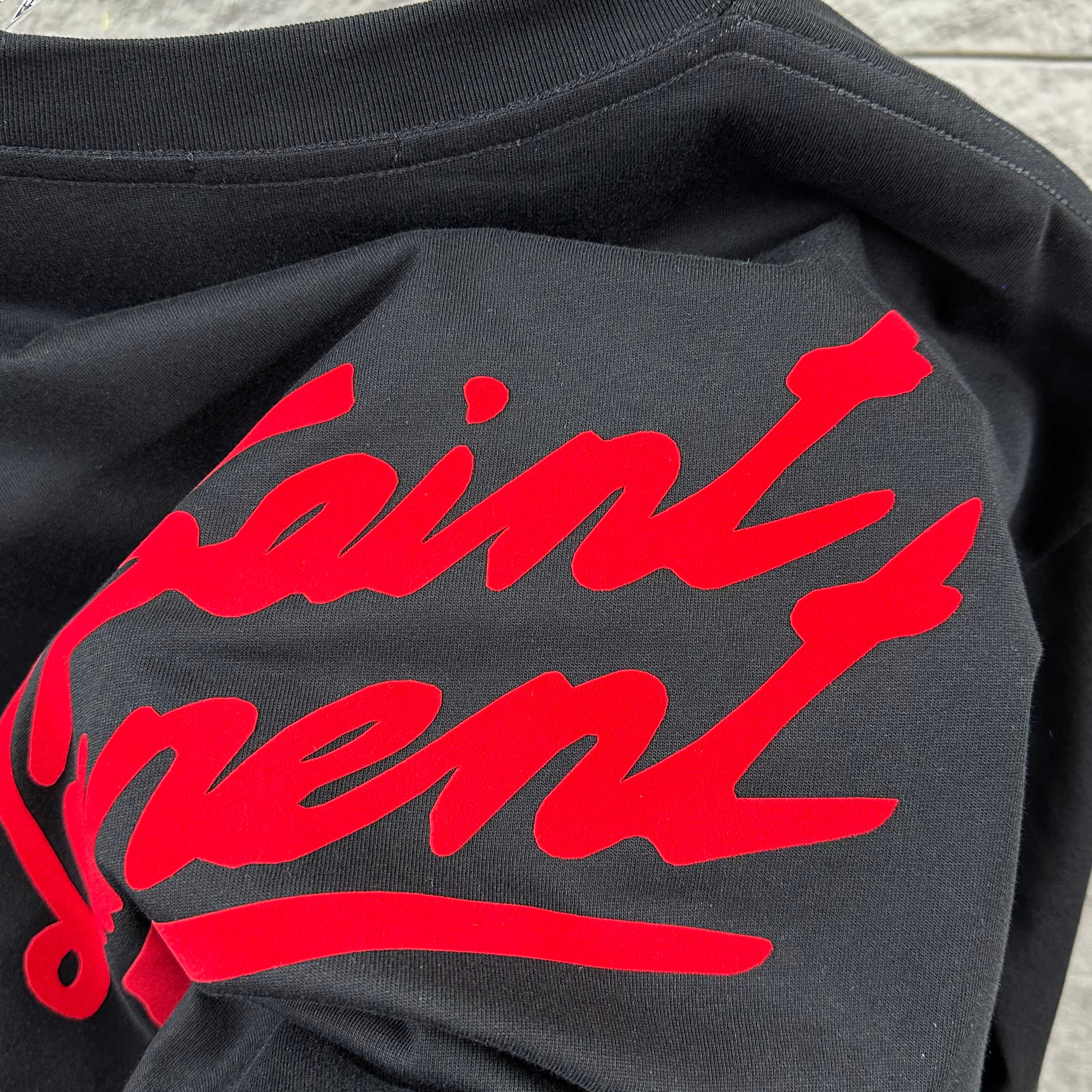Saint Laurent ysl*圣罗兰* 2026春款新款 简约字母刺绣+贴绒工艺工艺，定制纯棉双纱面料 短袖圆领