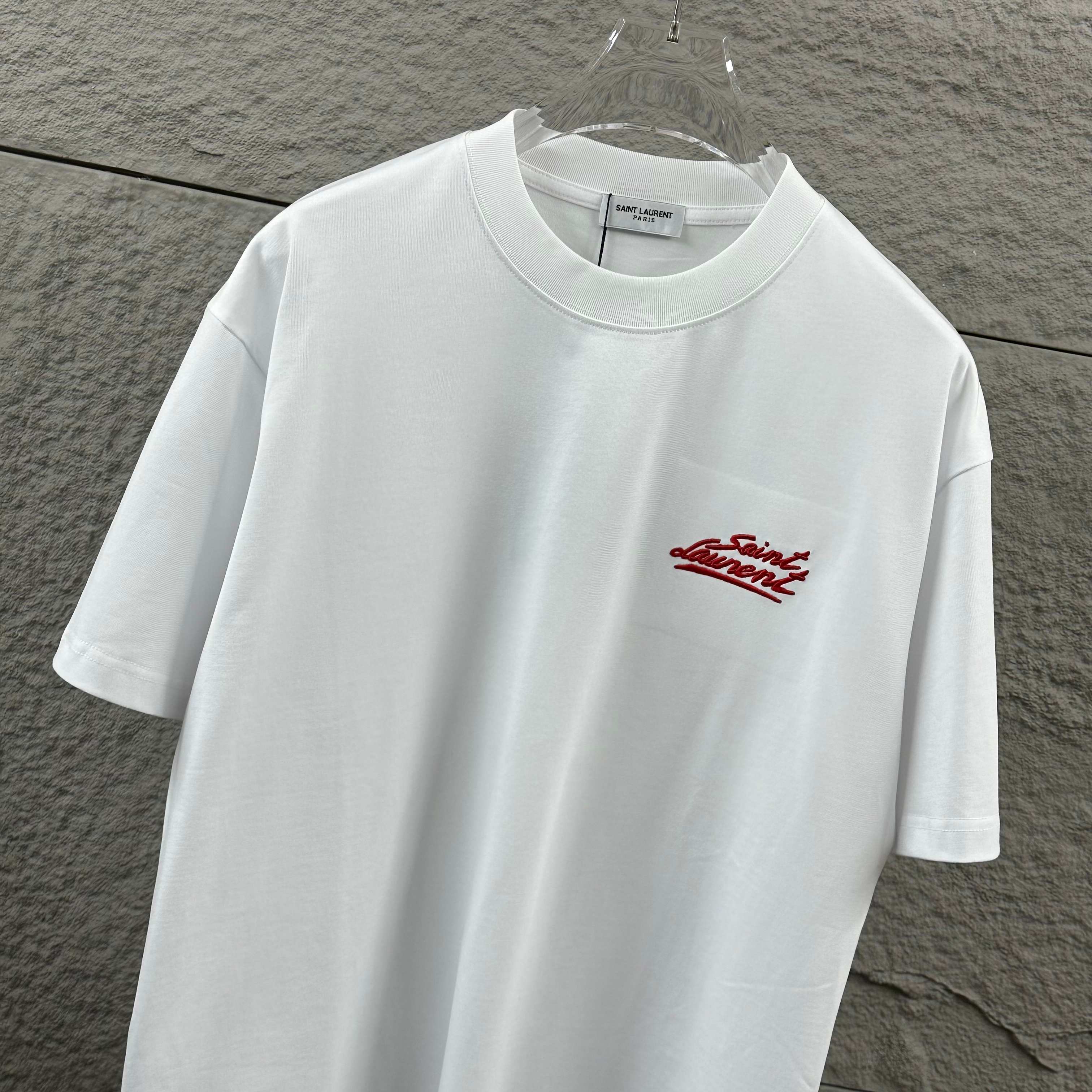 Saint Laurent ysl*圣罗兰* 2026春款新款 简约字母刺绣+贴绒工艺工艺，定制纯棉双纱面料 短袖圆领