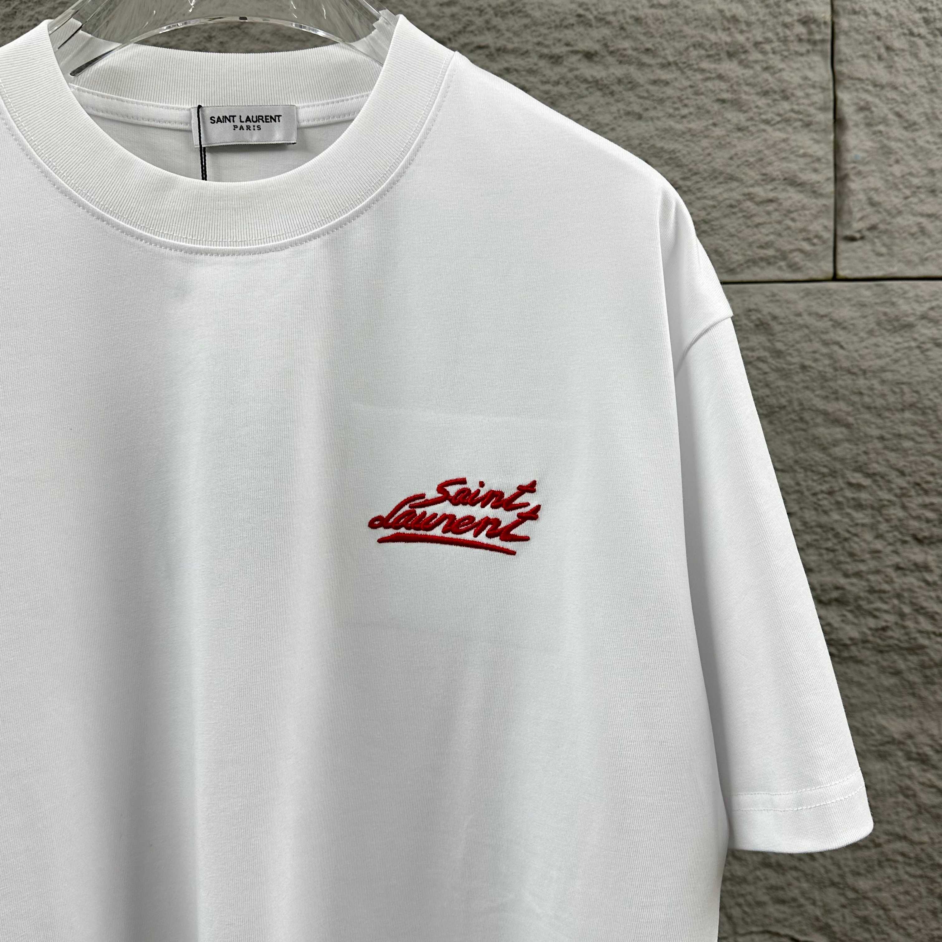 Saint Laurent ysl*圣罗兰* 2026春款新款 简约字母刺绣+贴绒工艺工艺，定制纯棉双纱面料 短袖圆领