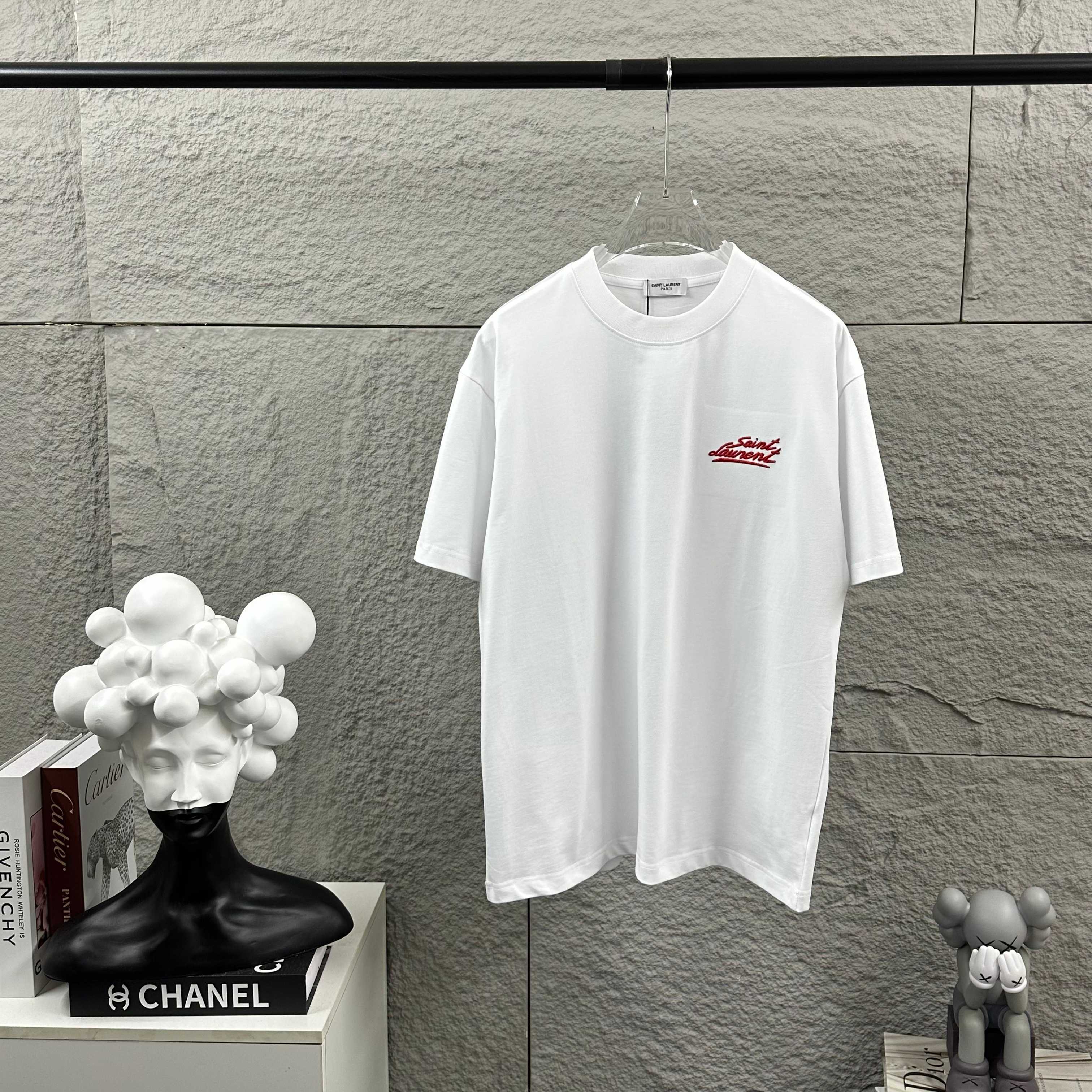 Saint Laurent ysl*圣罗兰* 2026春款新款 简约字母刺绣+贴绒工艺工艺，定制纯棉双纱面料 短袖圆领