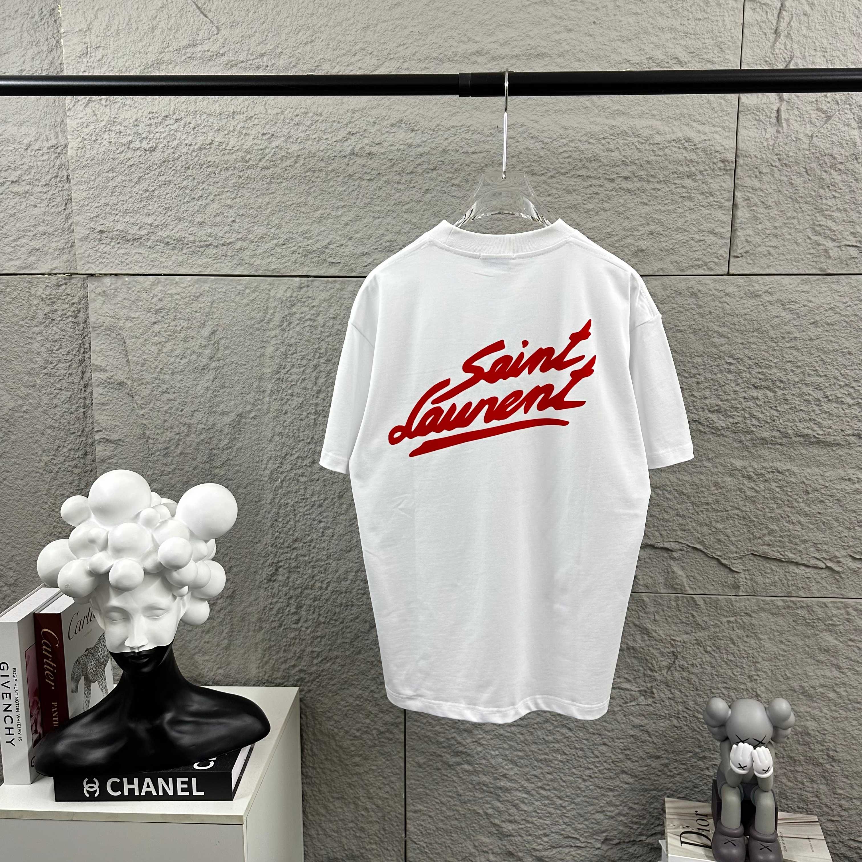 Saint Laurent ysl*圣罗兰* 2026春款新款 简约字母刺绣+贴绒工艺工艺，定制纯棉双纱面料 短袖圆领