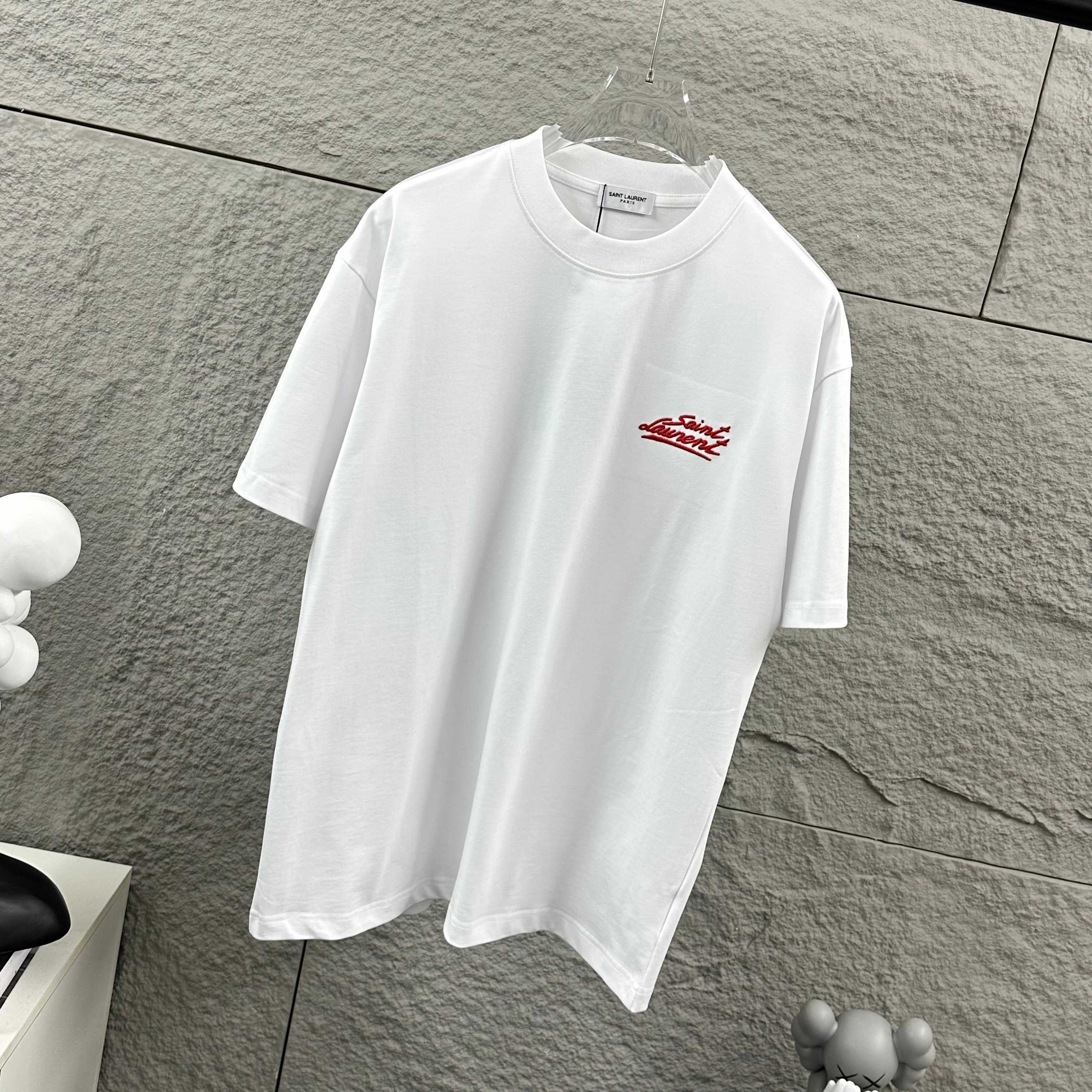 Saint Laurent ysl*圣罗兰* 2026春款新款 简约字母刺绣+贴绒工艺工艺，定制纯棉双纱面料 短袖圆领