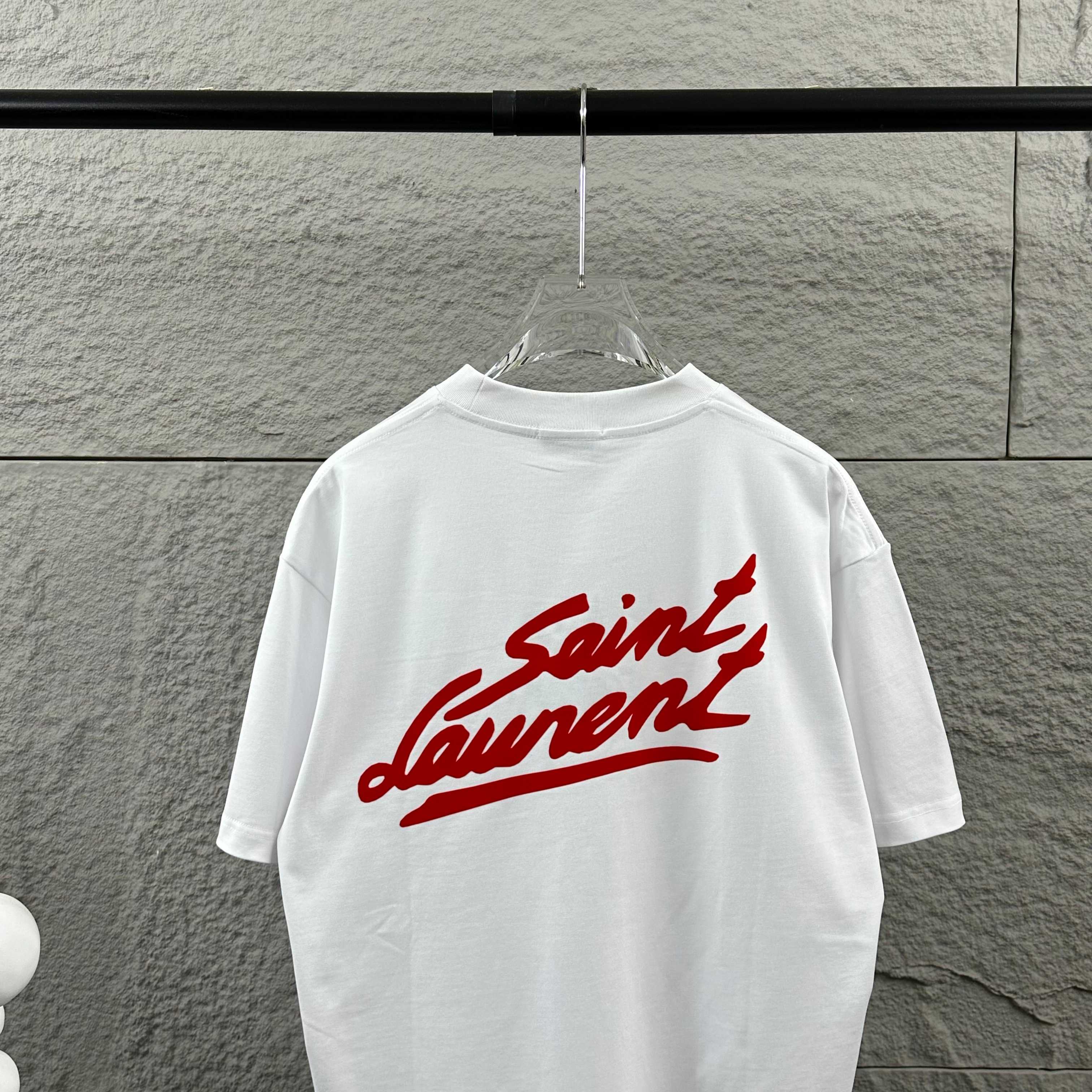Saint Laurent ysl*圣罗兰* 2026春款新款 简约字母刺绣+贴绒工艺工艺，定制纯棉双纱面料 短袖圆领