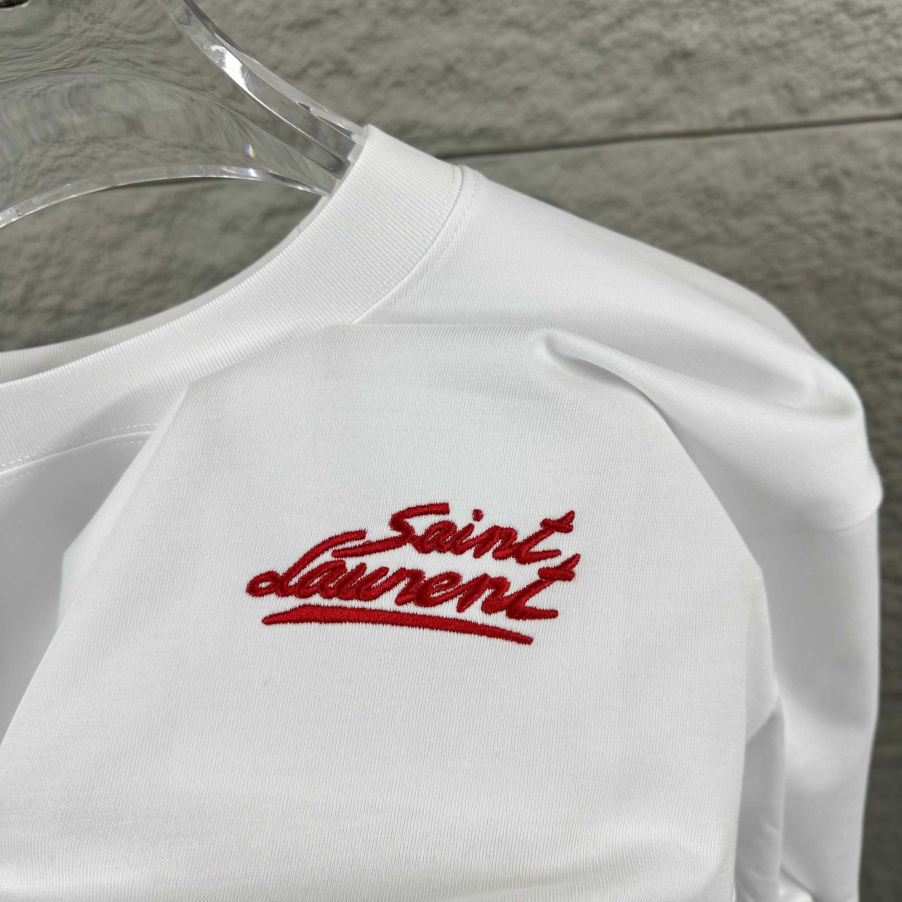 Saint Laurent ysl*圣罗兰* 2026春款新款 简约字母刺绣+贴绒工艺工艺，定制纯棉双纱面料 短袖圆领