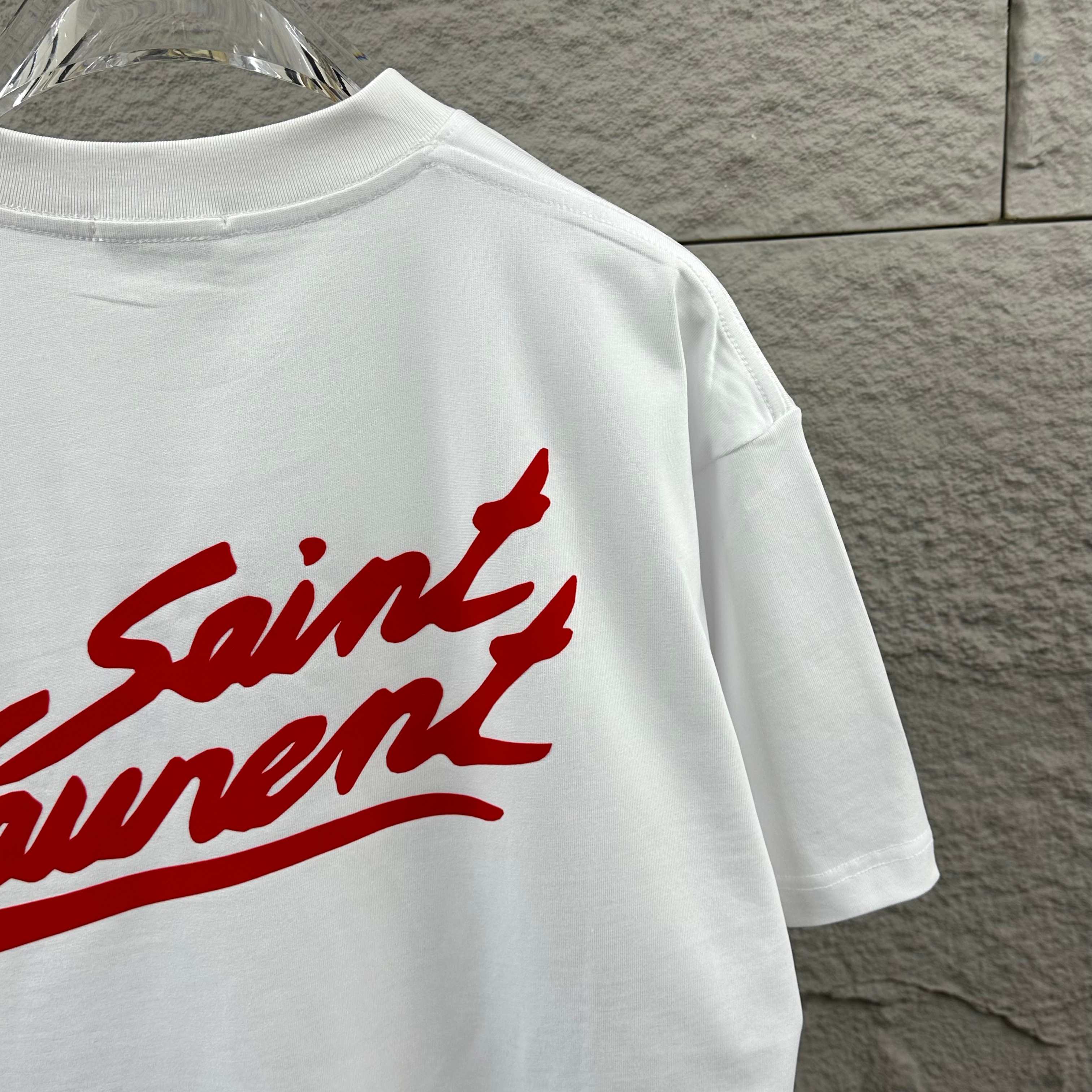 Saint Laurent ysl*圣罗兰* 2026春款新款 简约字母刺绣+贴绒工艺工艺，定制纯棉双纱面料 短袖圆领
