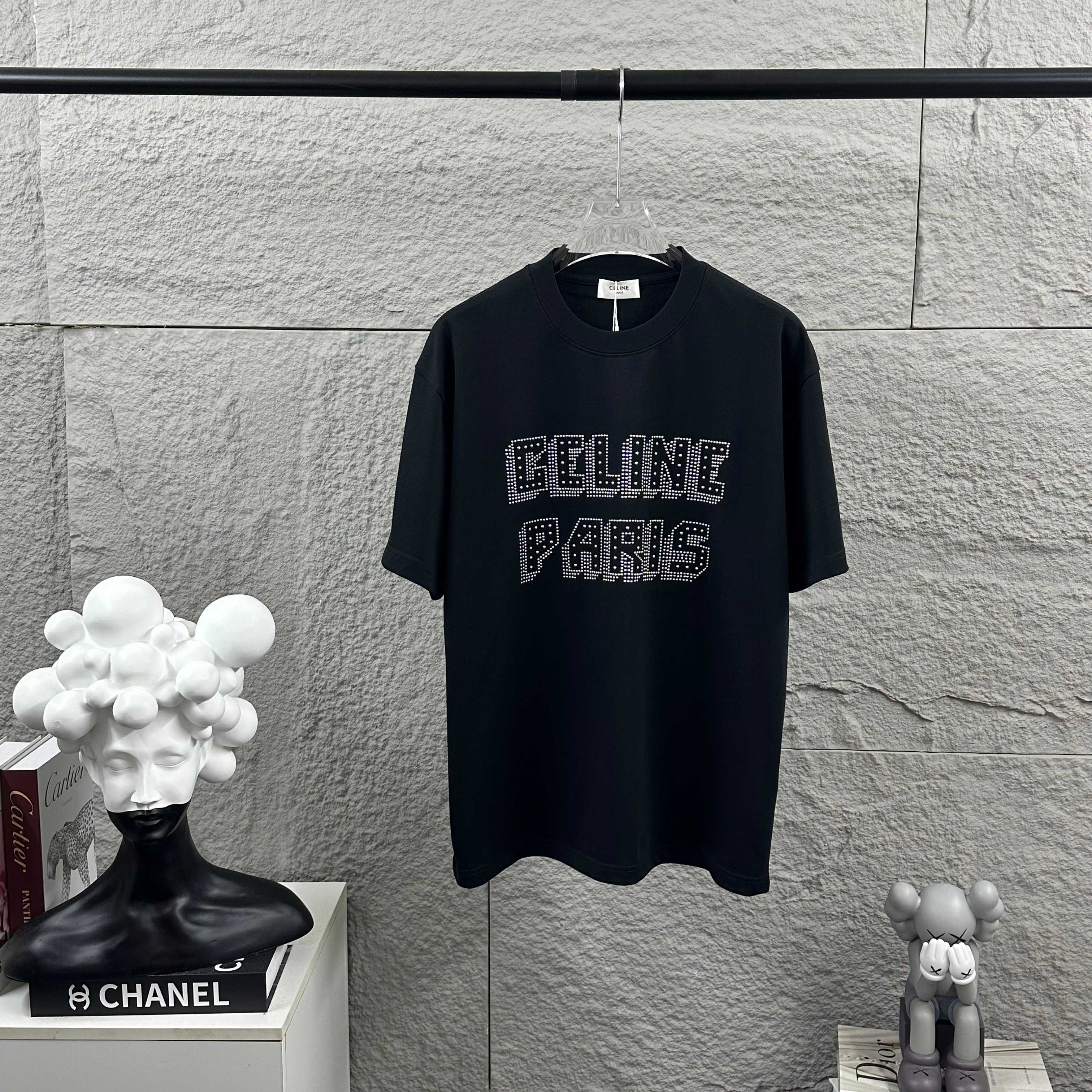 p90 Celi* Céline Cél*in camiseta de manga corta de primavera/verano 2026, letras simples con técnica de cristales termo…