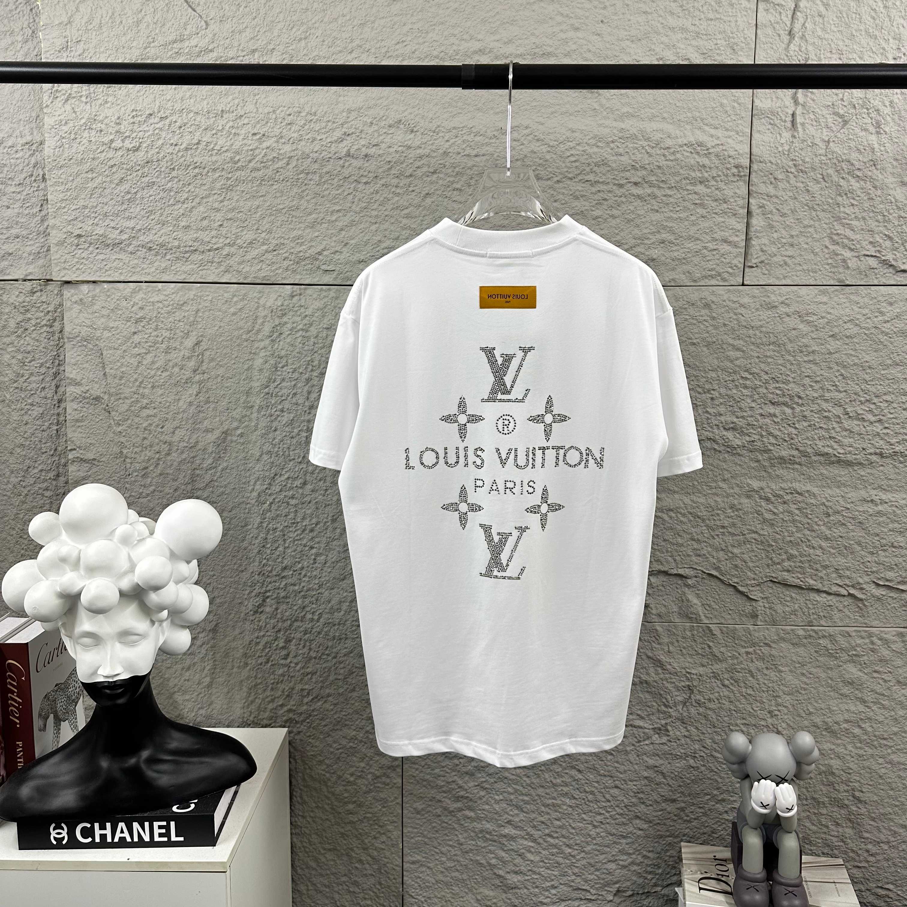 P80 1v Louis*2026 primavera/verano nuevo estilo, camiseta de manga corta con letra V grande clásica, tecnología de cris…