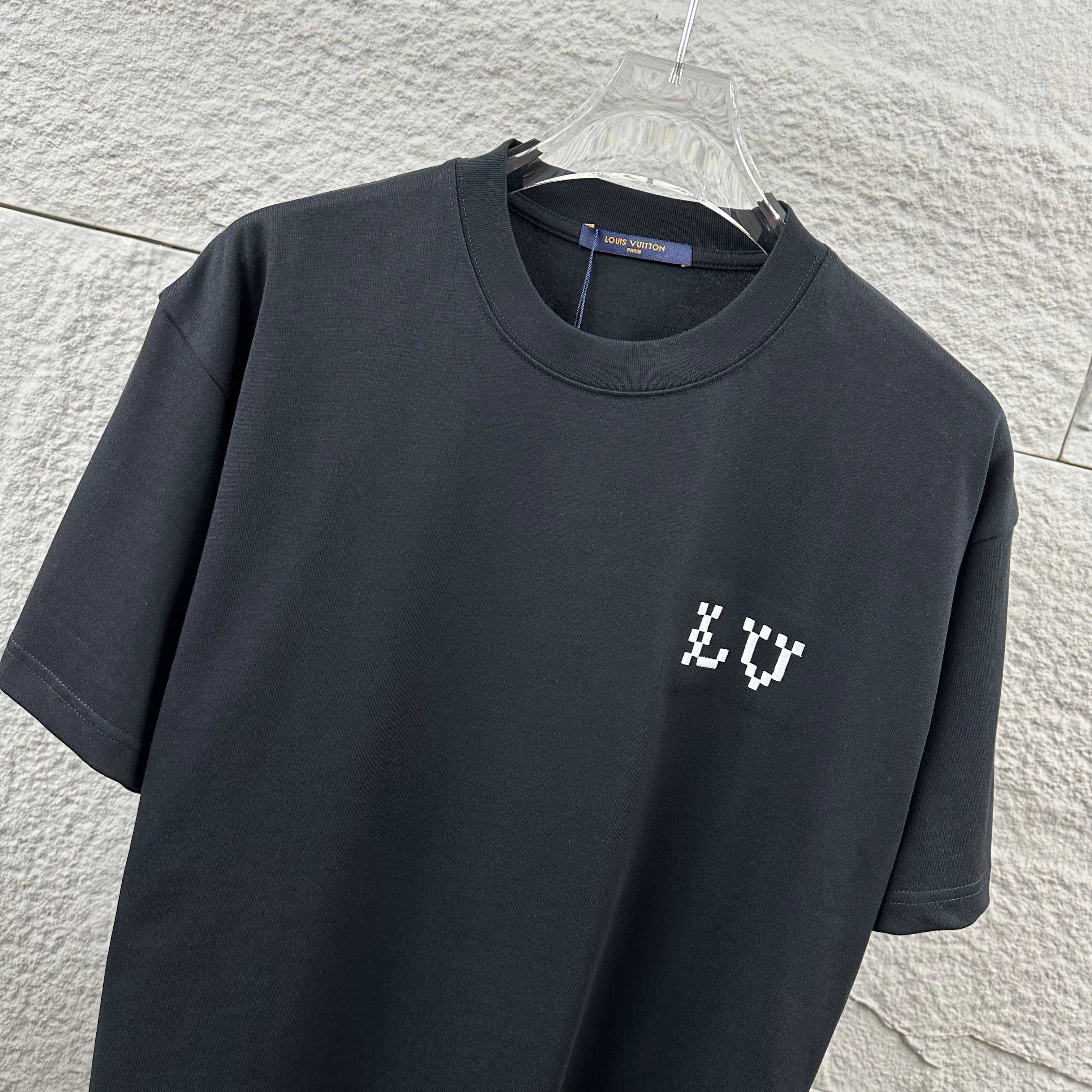 Louis Vuitton 1v 路易*2026春夏新款 大v字母立体刺绣工艺设计 定制双纱平纹纯棉面料 短袖T恤