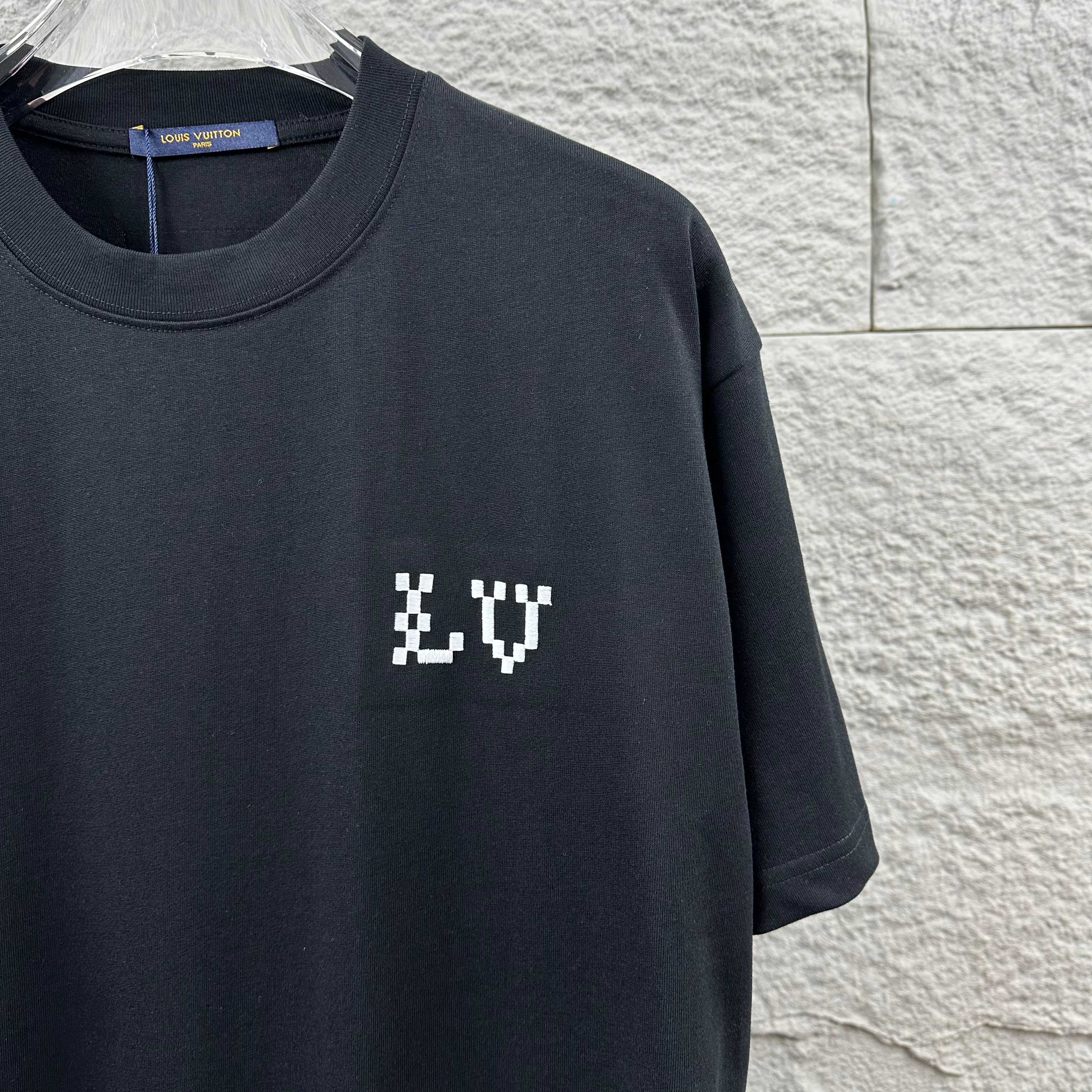 Louis Vuitton 1v 路易*2026春夏新款 大v字母立体刺绣工艺设计 定制双纱平纹纯棉面料 短袖T恤