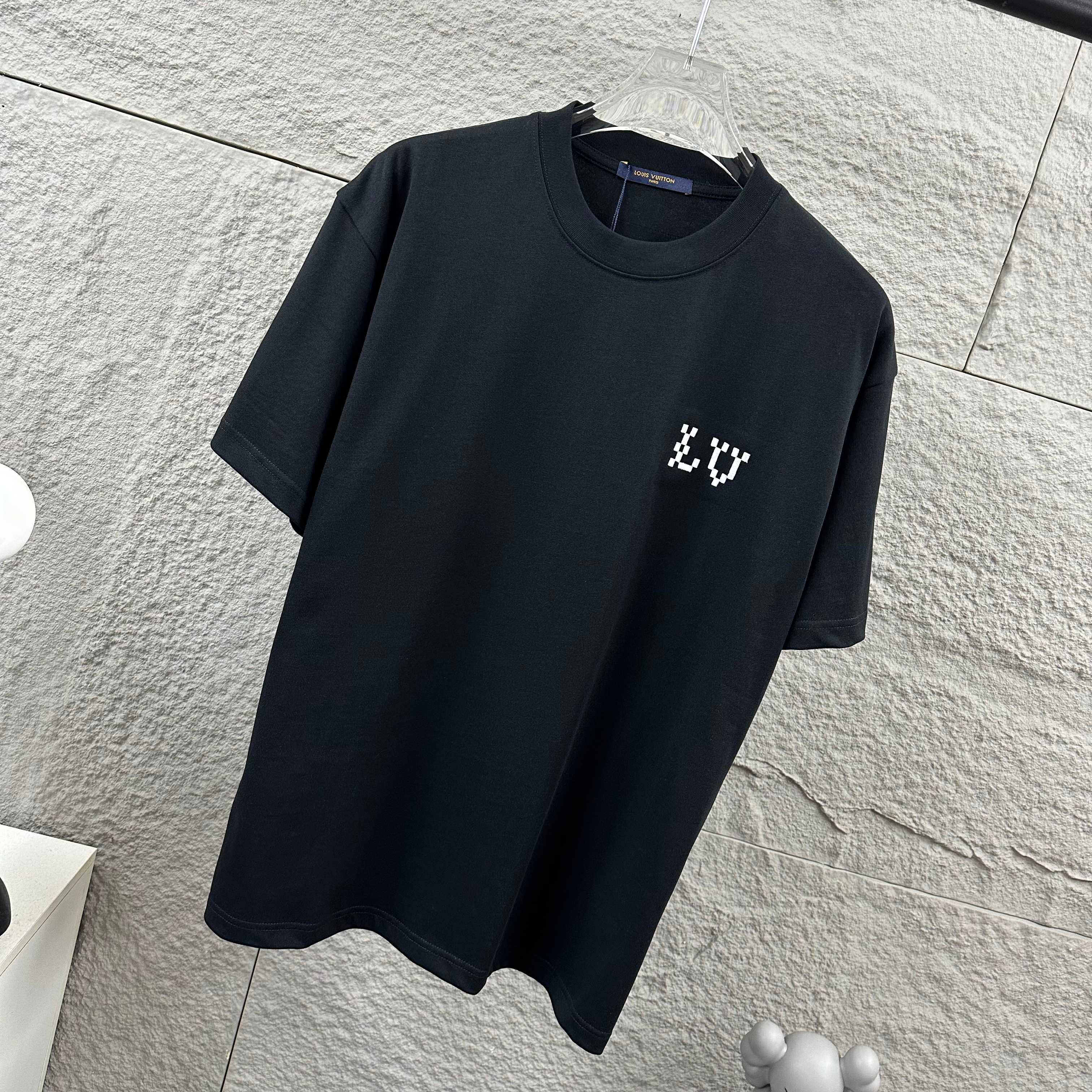 Louis Vuitton 1v 路易*2026春夏新款 大v字母立体刺绣工艺设计 定制双纱平纹纯棉面料 短袖T恤