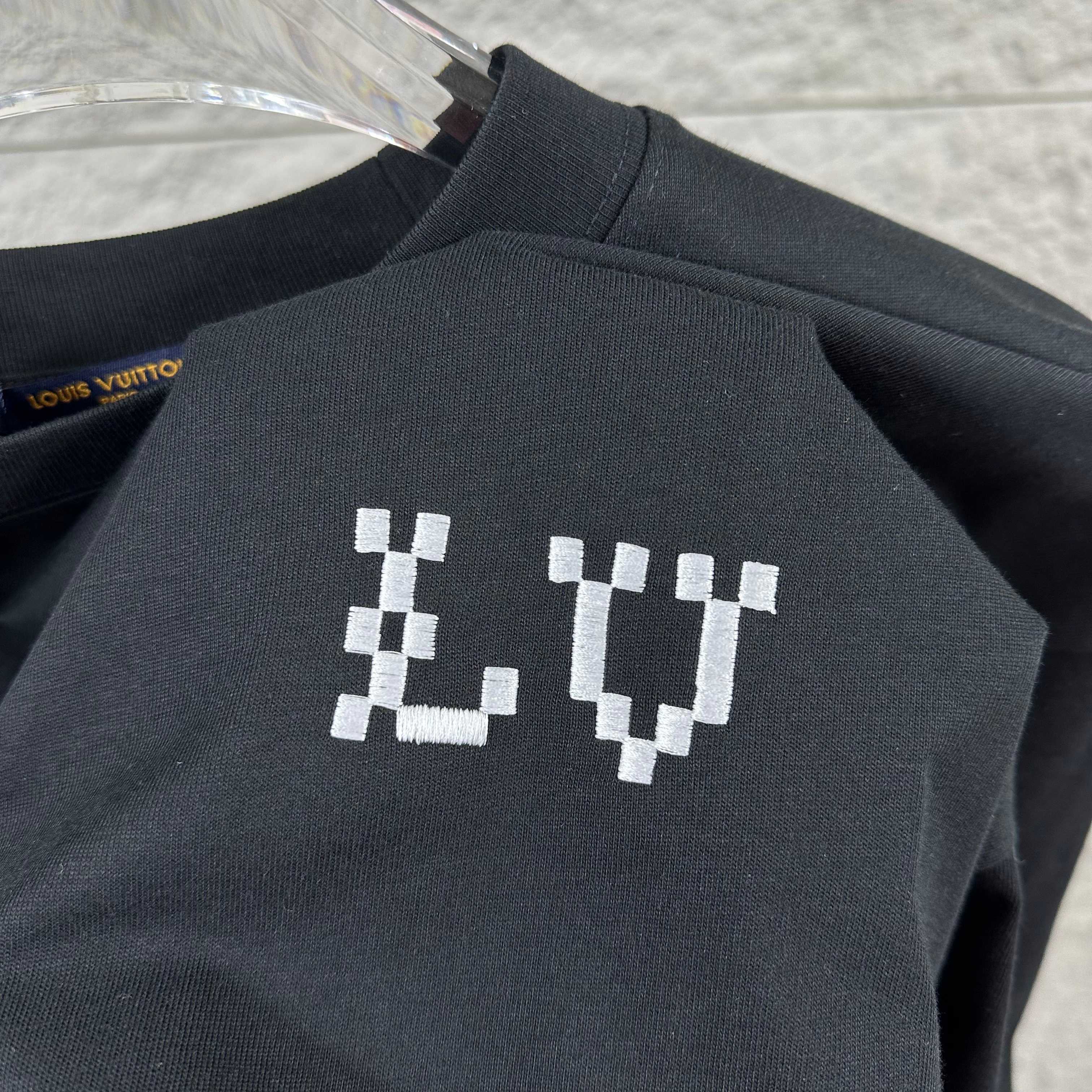 Louis Vuitton 1v 路易*2026春夏新款 大v字母立体刺绣工艺设计 定制双纱平纹纯棉面料 短袖T恤