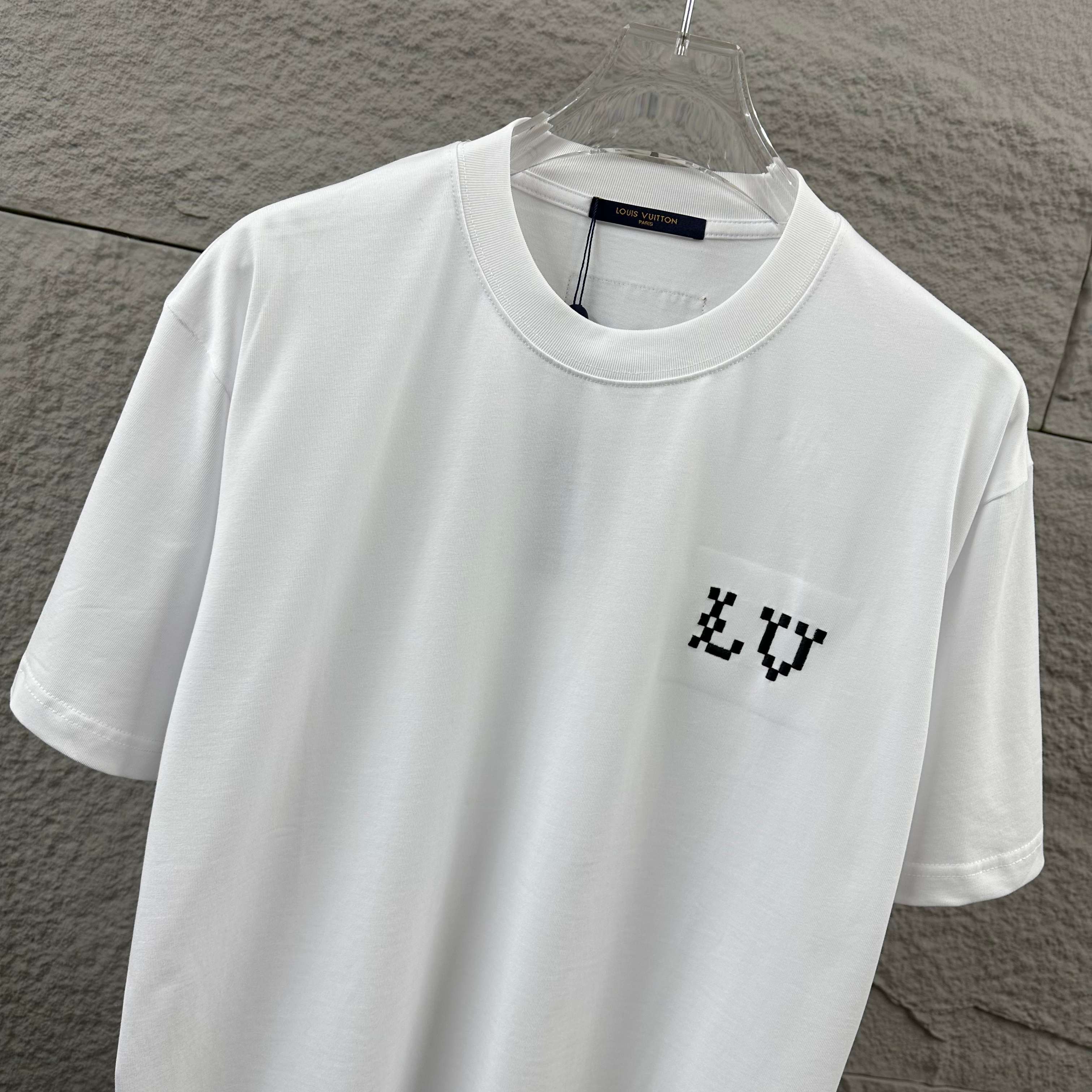 Louis Vuitton 1v 路易*2026春夏新款 大v字母立体刺绣工艺设计 定制双纱平纹纯棉面料 短袖T恤
