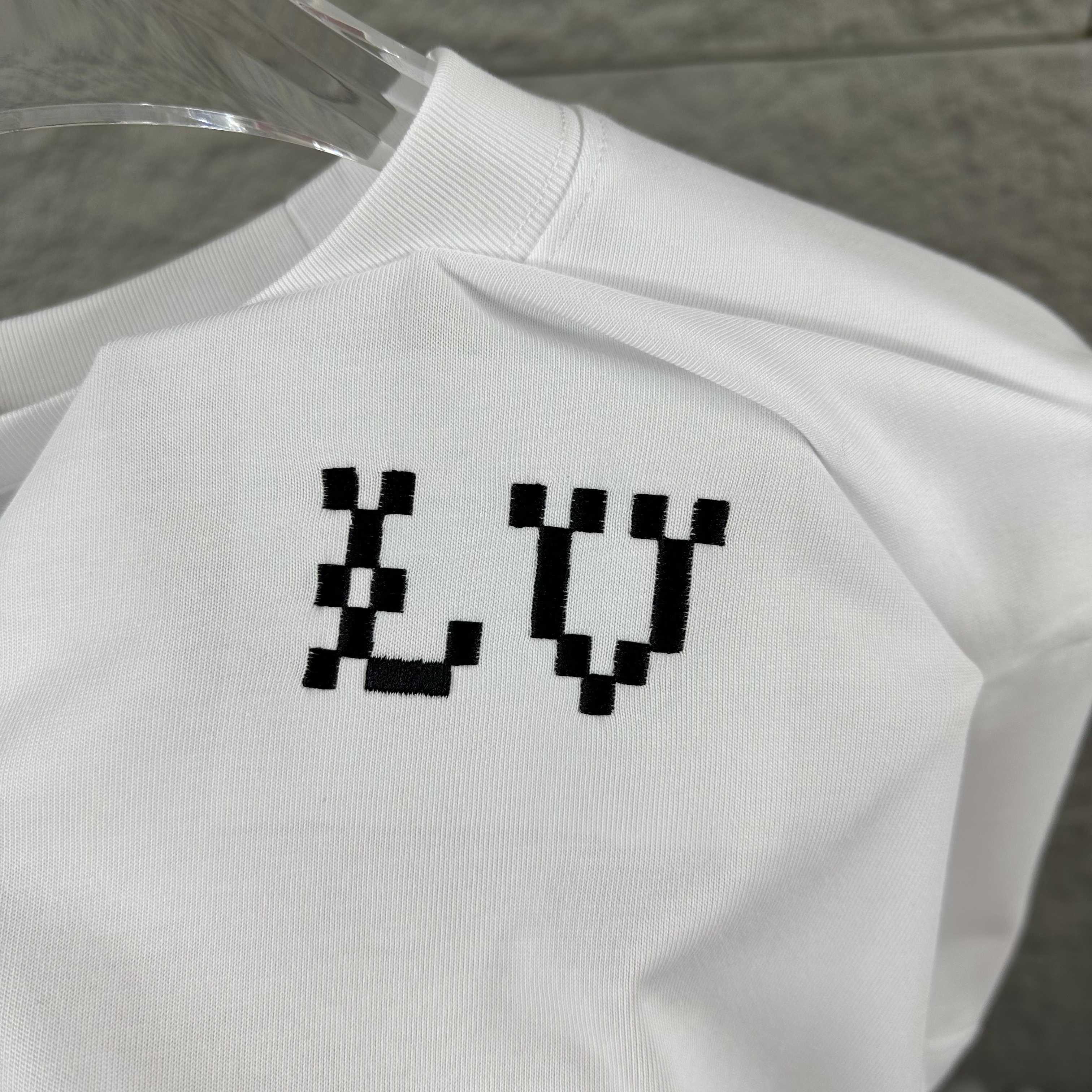Louis Vuitton 1v 路易*2026春夏新款 大v字母立体刺绣工艺设计 定制双纱平纹纯棉面料 短袖T恤