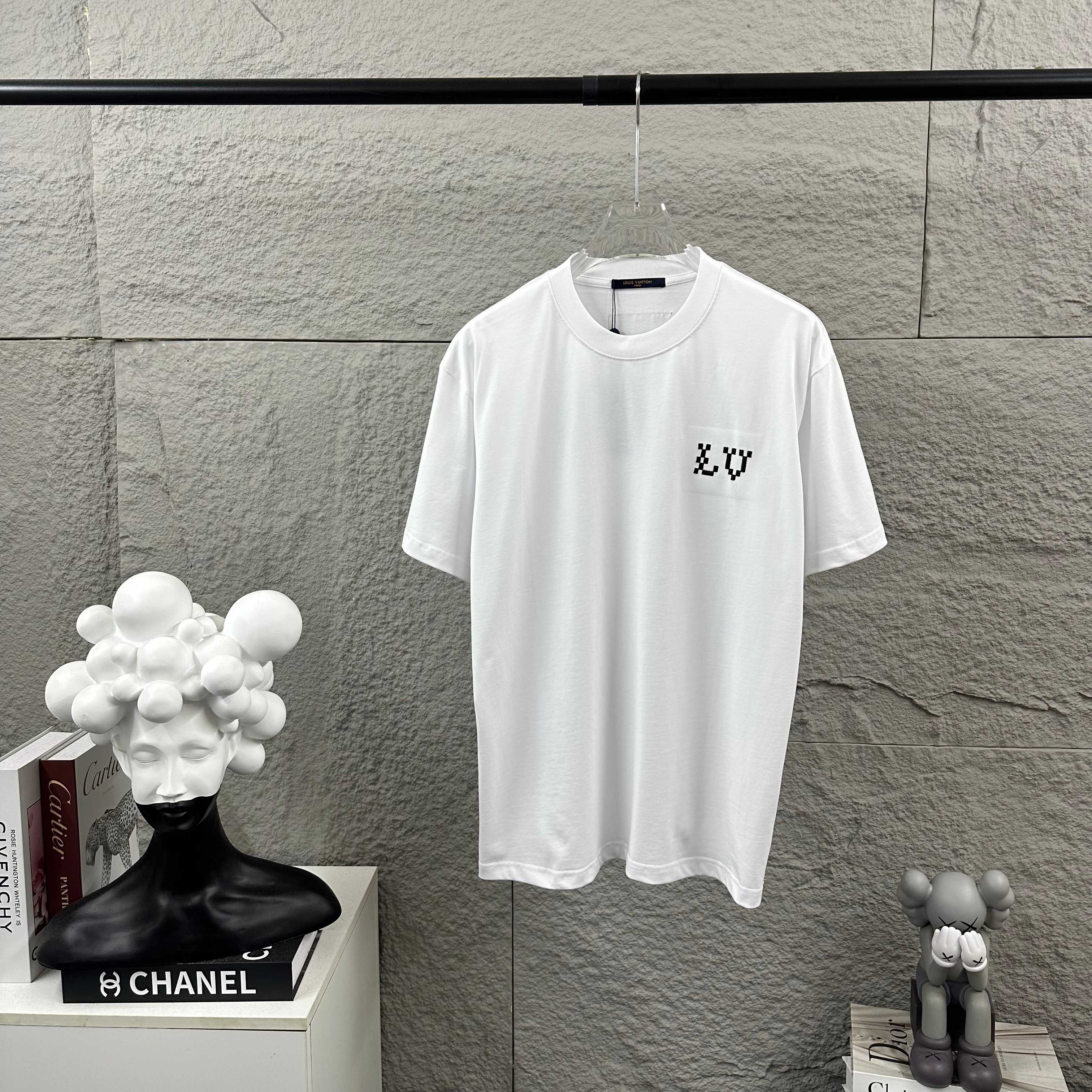 Louis Vuitton 1v 路易*2026春夏新款 大v字母立体刺绣工艺设计 定制双纱平纹纯棉面料 短袖T恤