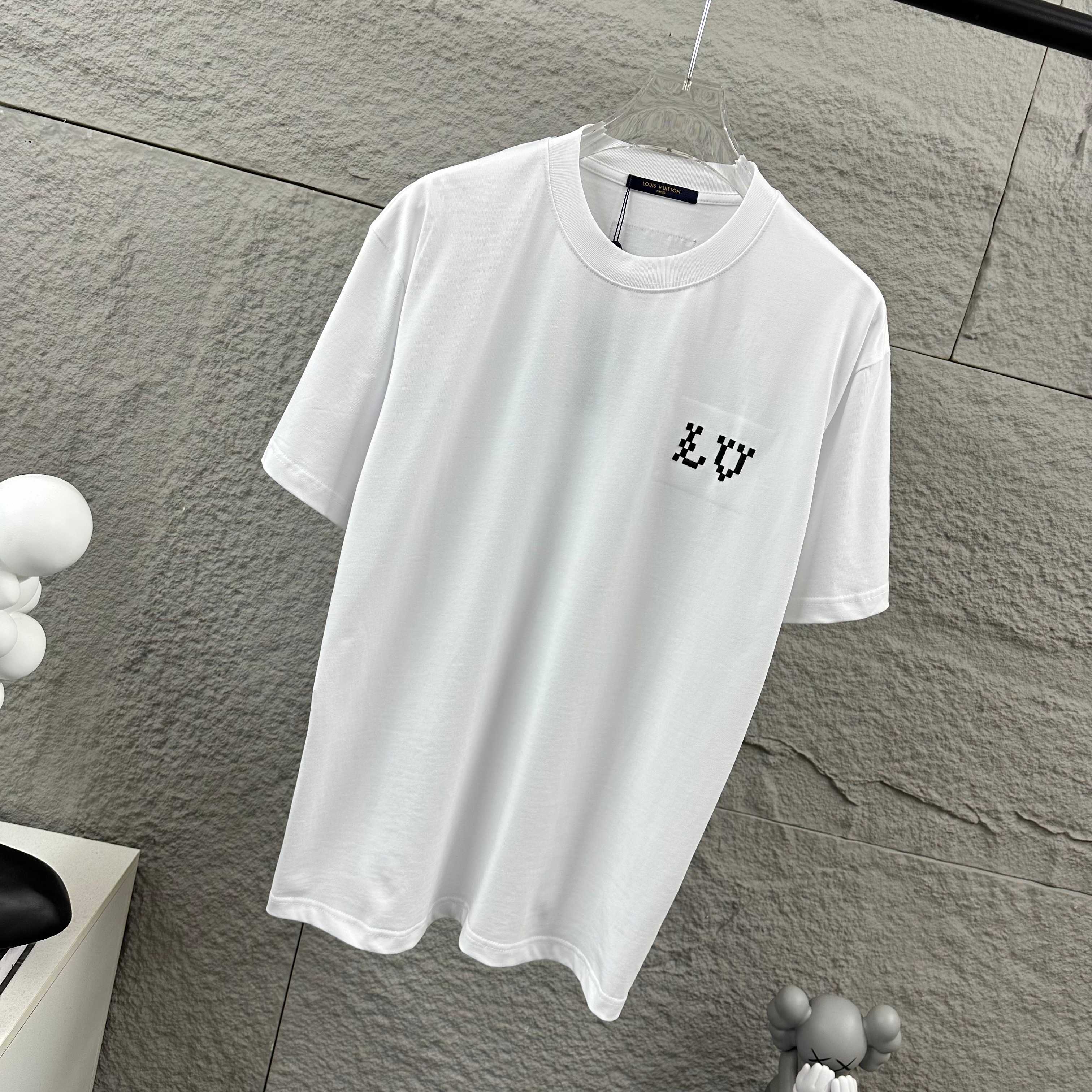 Louis Vuitton 1v 路易*2026春夏新款 大v字母立体刺绣工艺设计 定制双纱平纹纯棉面料 短袖T恤