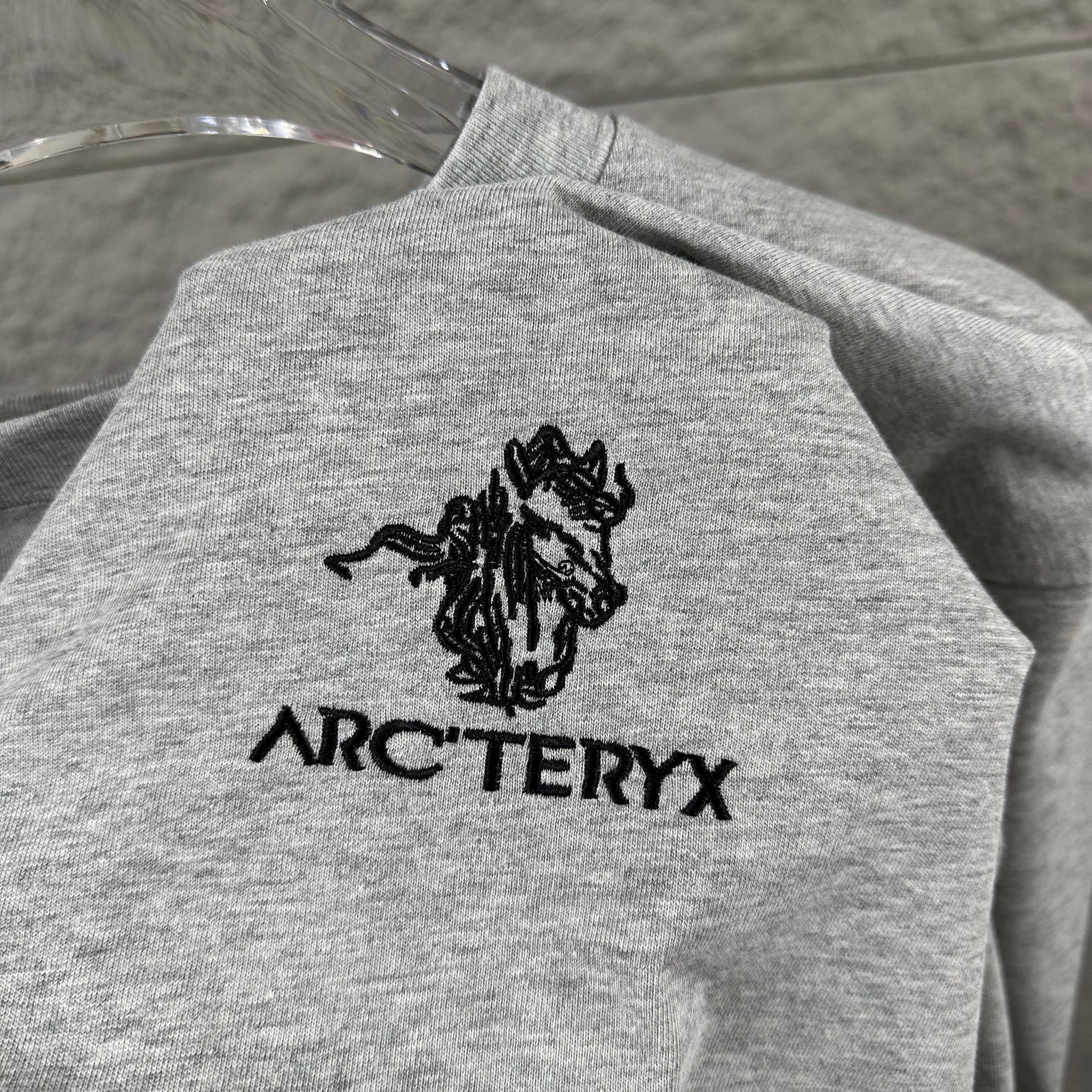 Arc'teryx ARC'TERYX*始祖*鸟 2026春夏新款 个性 字母刺绣工艺 定制双纱平纹纯棉面料 短袖T恤