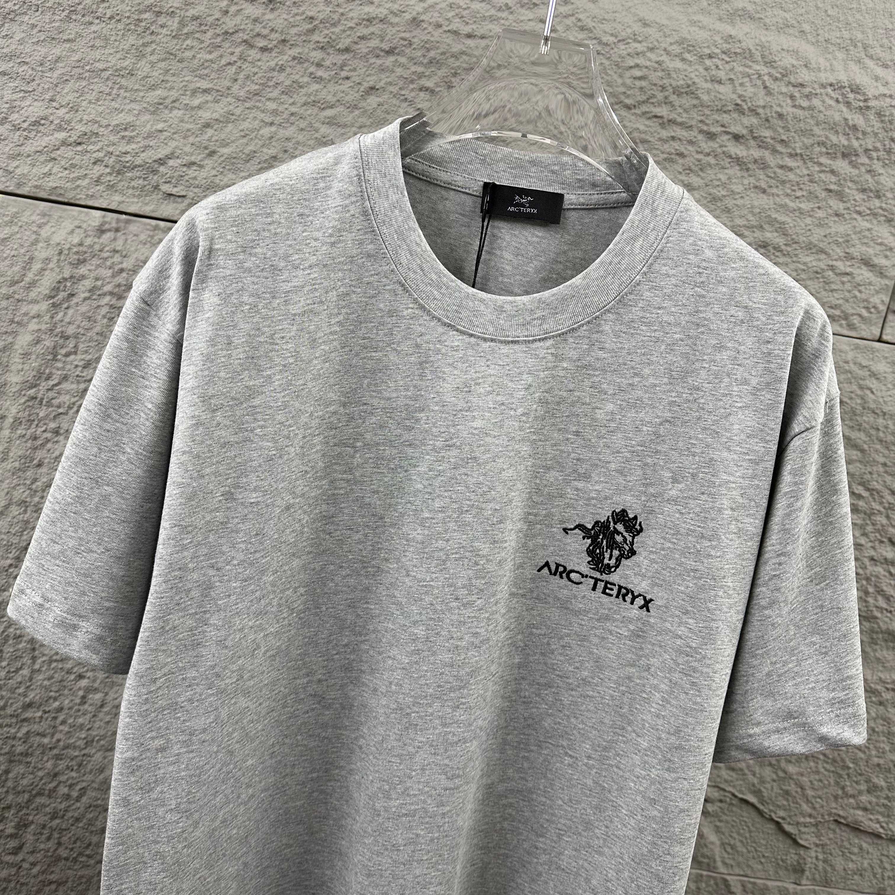 Arc'teryx ARC'TERYX*始祖*鸟 2026春夏新款 个性 字母刺绣工艺 定制双纱平纹纯棉面料 短袖T恤