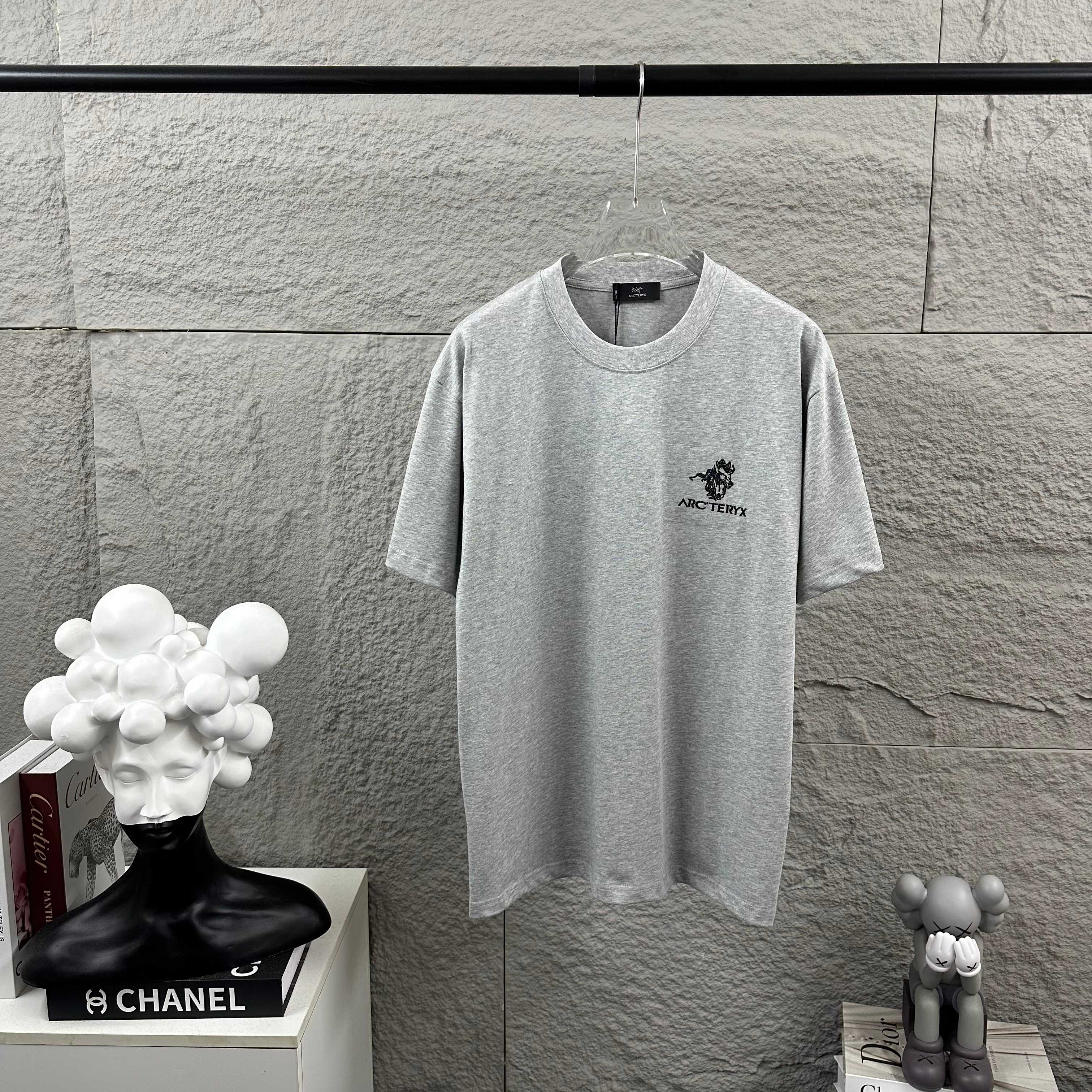 Arc'teryx ARC'TERYX*始祖*鸟 2026春夏新款 个性 字母刺绣工艺 定制双纱平纹纯棉面料 短袖T恤