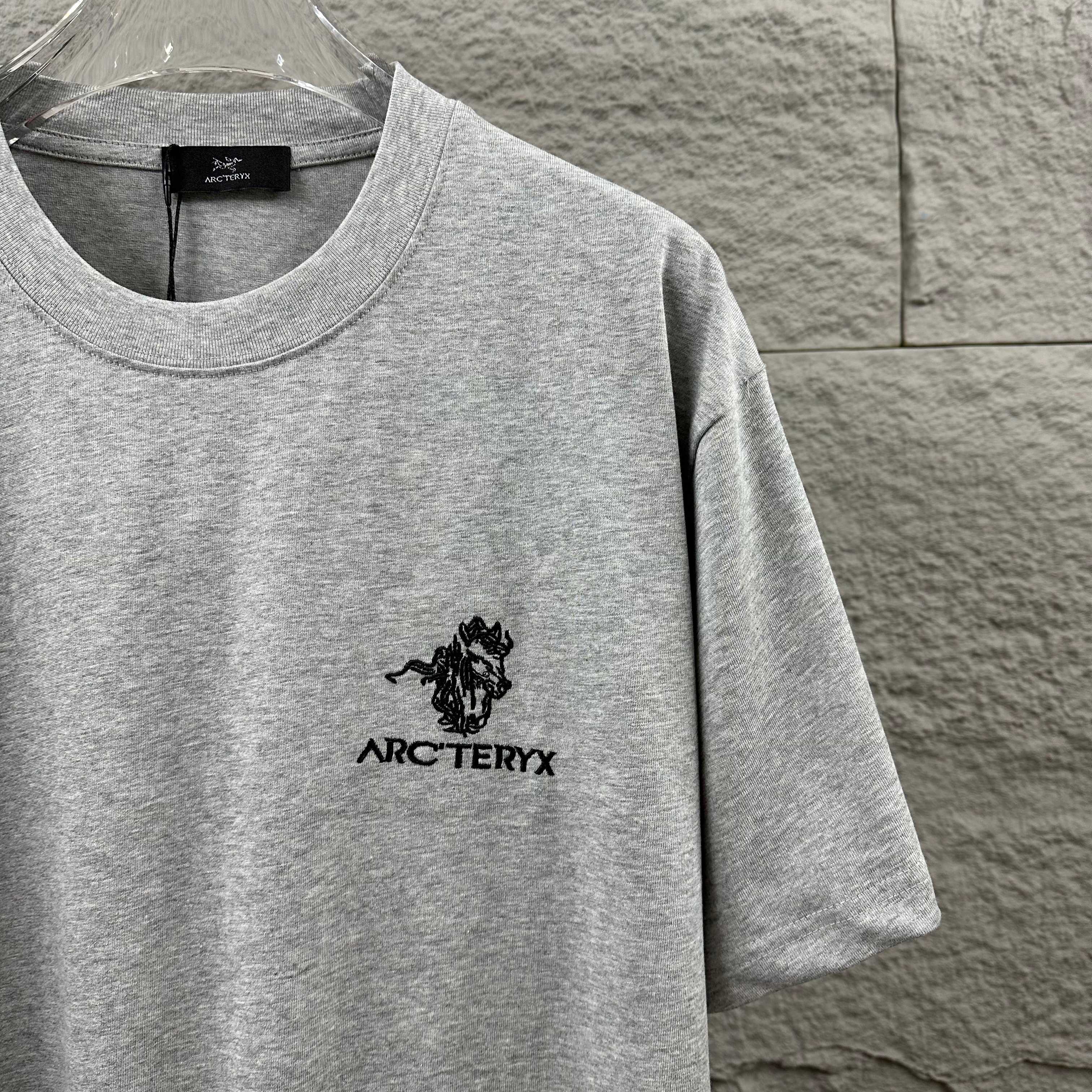 Arc'teryx ARC'TERYX*始祖*鸟 2026春夏新款 个性 字母刺绣工艺 定制双纱平纹纯棉面料 短袖T恤