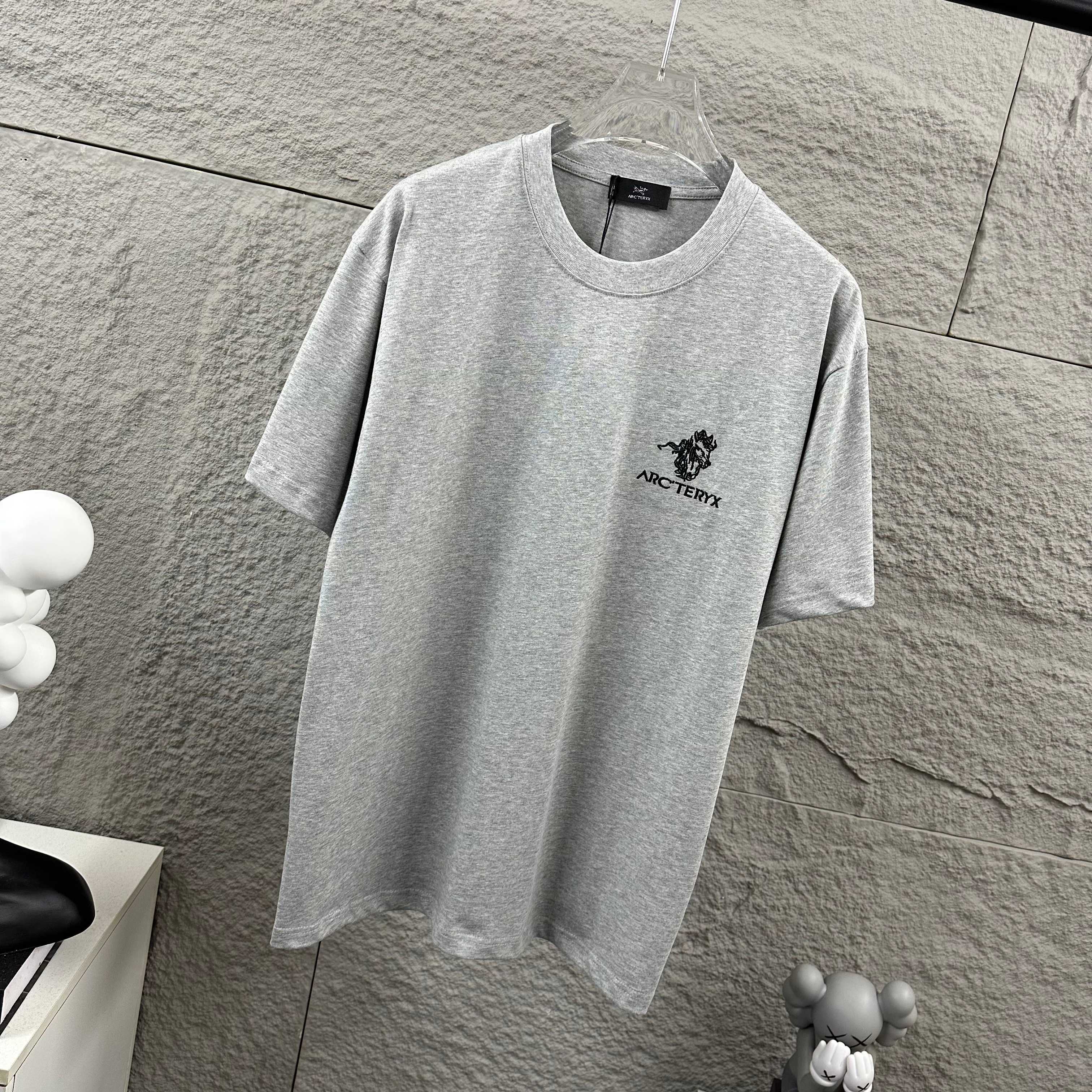 Arc'teryx ARC'TERYX*始祖*鸟 2026春夏新款 个性 字母刺绣工艺 定制双纱平纹纯棉面料 短袖T恤