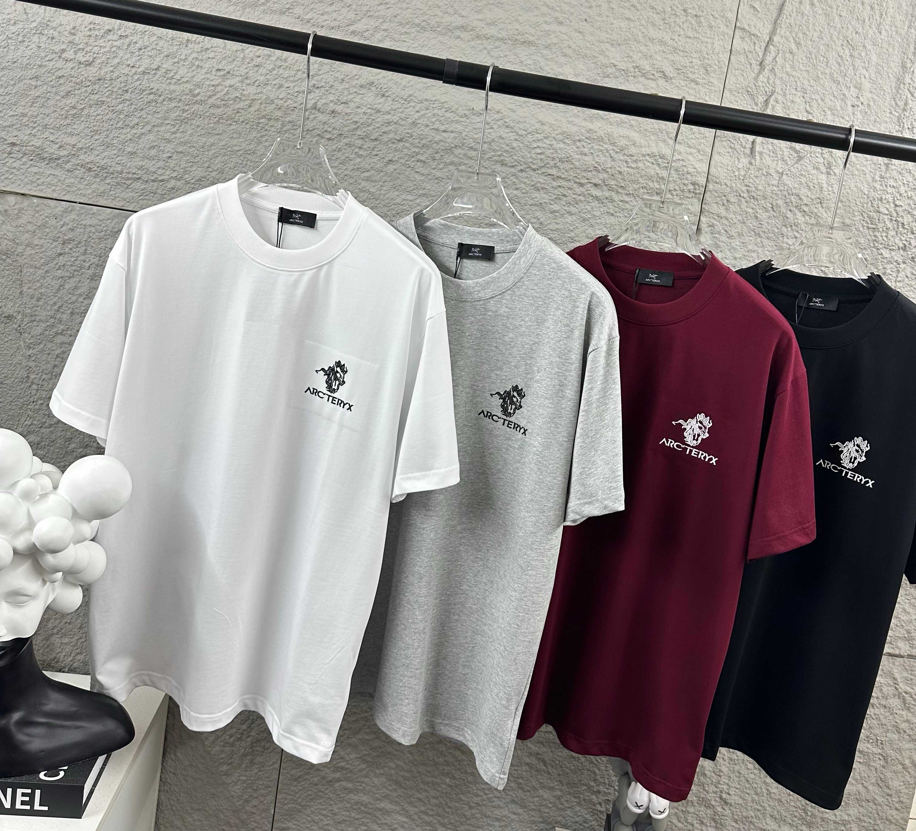 Arc'teryx ARC'TERYX*始祖*鸟 2026春夏新款 个性 字母刺绣工艺 定制双纱平纹纯棉面料 短袖T恤