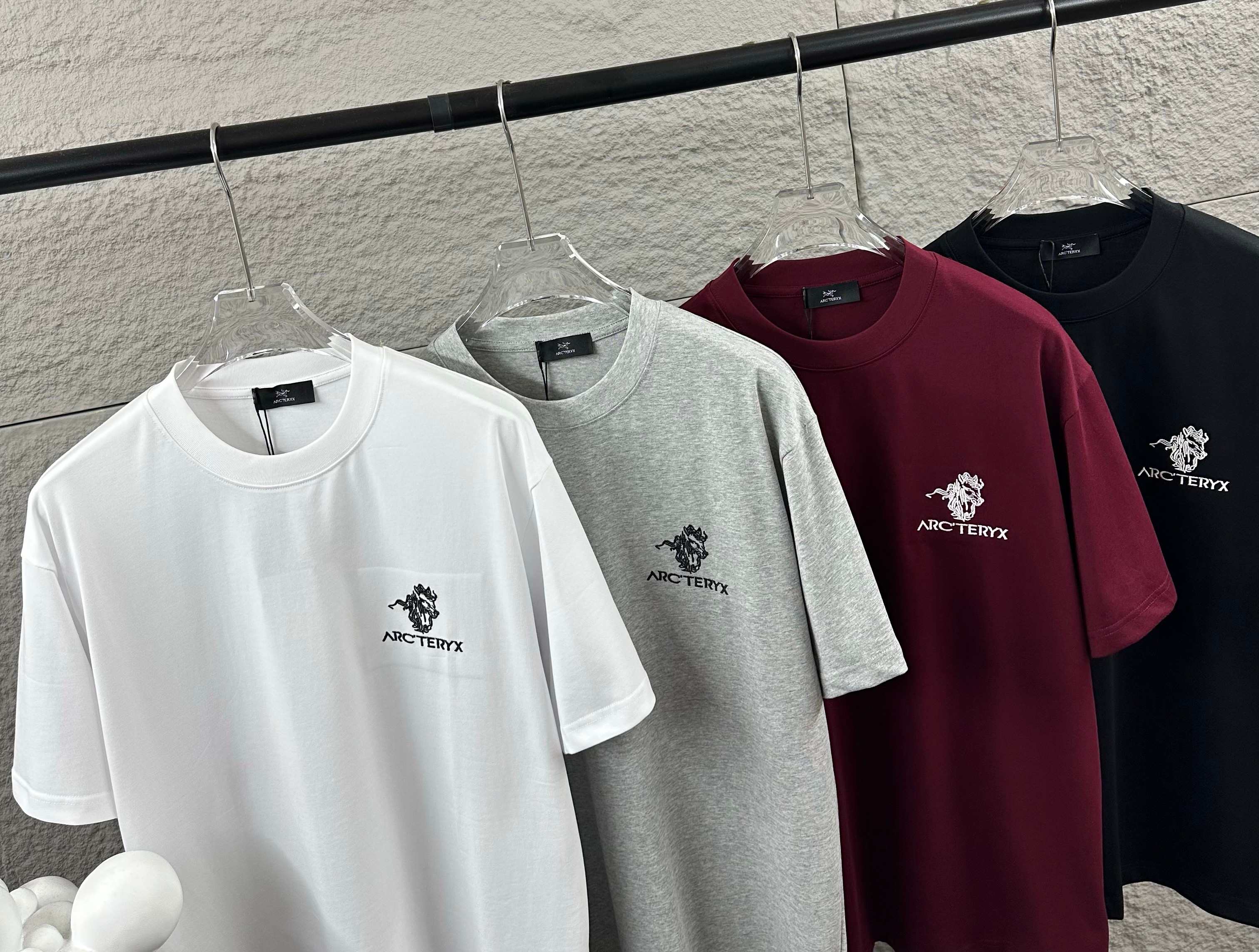 Arc'teryx ARC'TERYX*始祖*鸟 2026春夏新款 个性 字母刺绣工艺 定制双纱平纹纯棉面料 短袖T恤