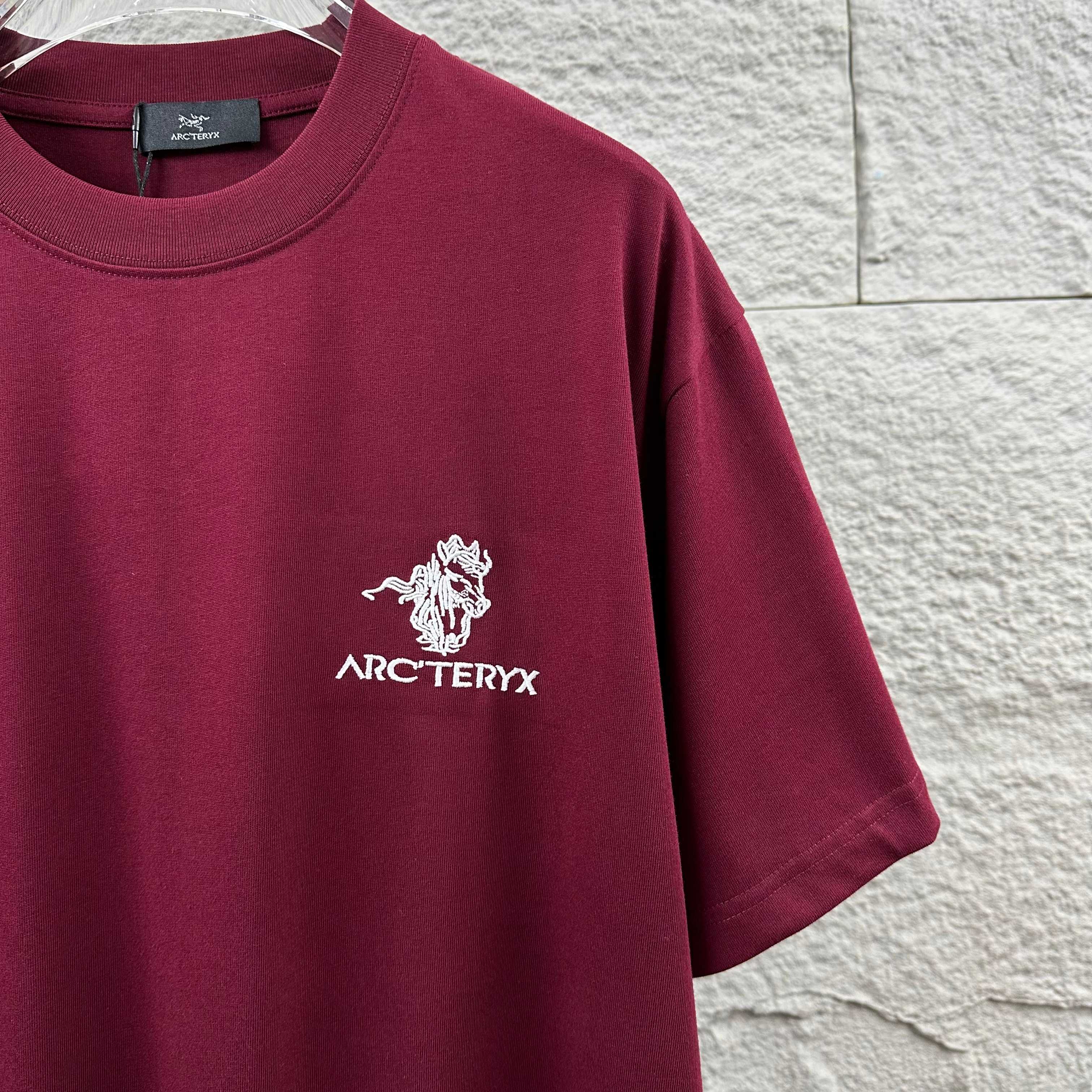 Arc'teryx ARC'TERYX*始祖*鸟 2026春夏新款 个性 字母刺绣工艺 定制双纱平纹纯棉面料 短袖T恤