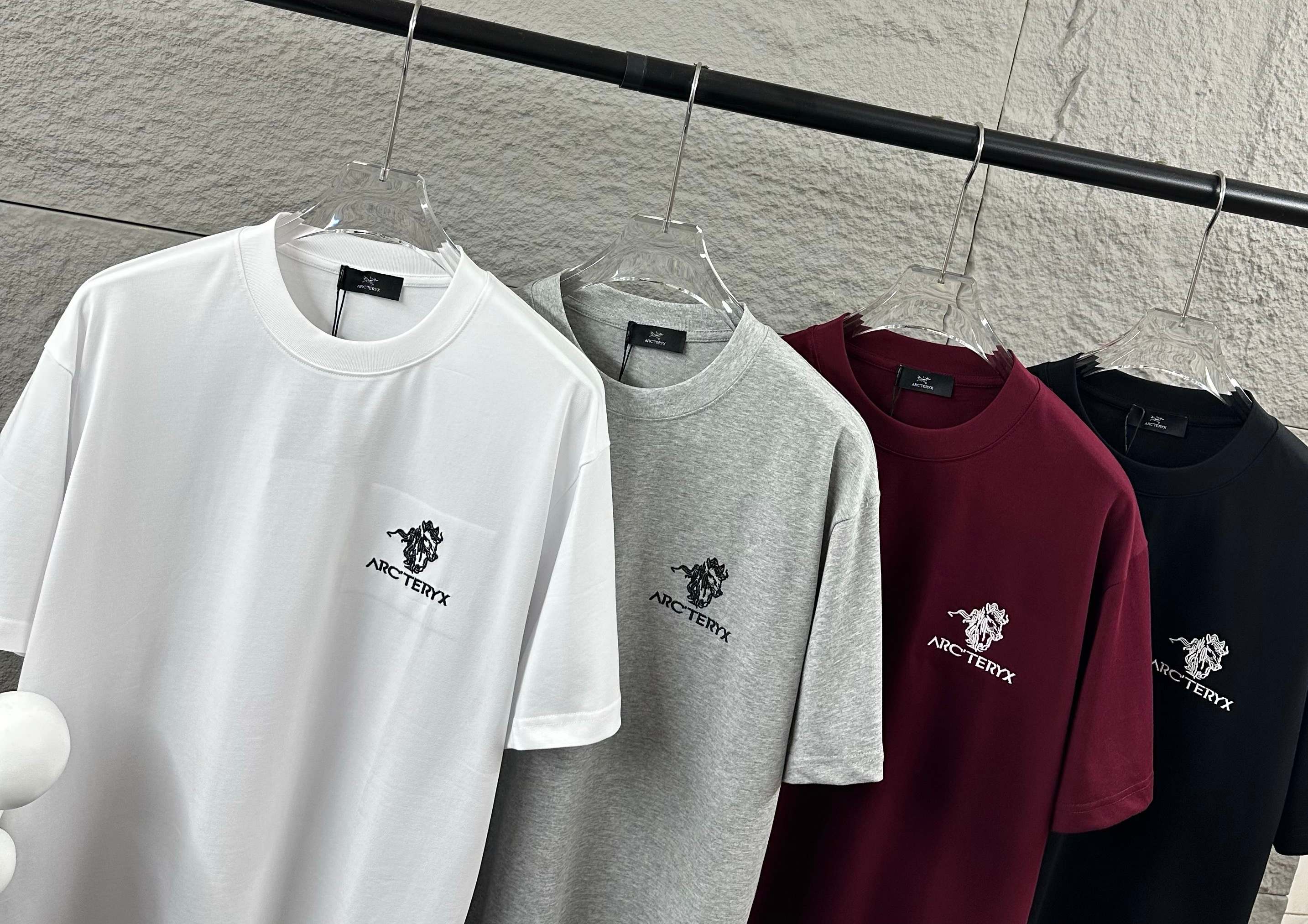 Arc'teryx ARC'TERYX*始祖*鸟 2026春夏新款 个性 字母刺绣工艺 定制双纱平纹纯棉面料 短袖T恤