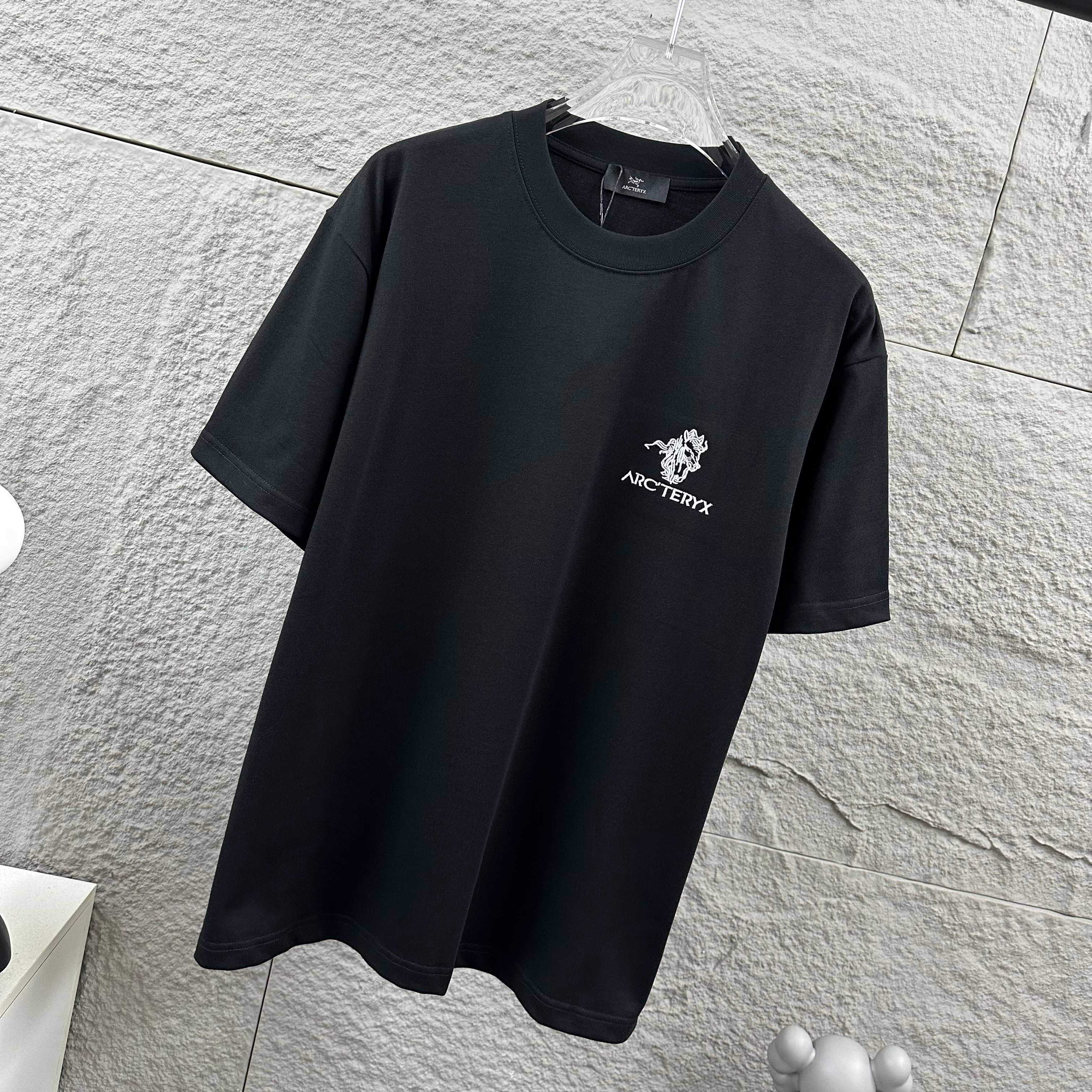 Arc'teryx ARC'TERYX*始祖*鸟 2026春夏新款 个性 字母刺绣工艺 定制双纱平纹纯棉面料 短袖T恤