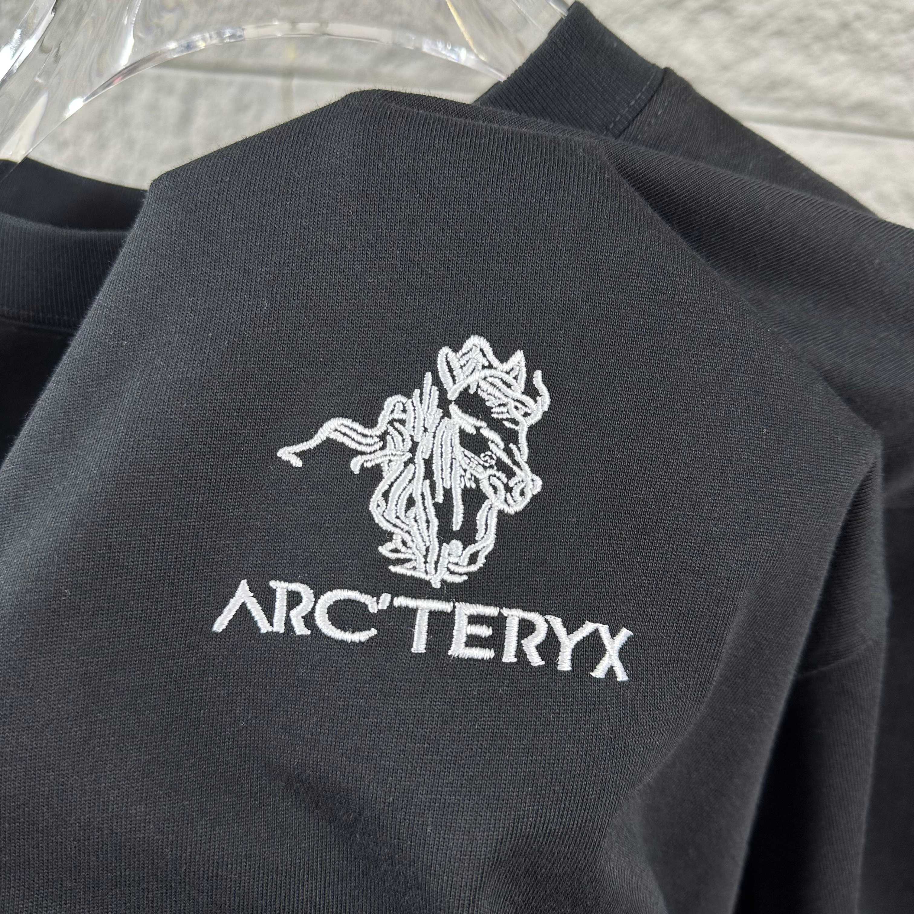 Arc'teryx ARC'TERYX*始祖*鸟 2026春夏新款 个性 字母刺绣工艺 定制双纱平纹纯棉面料 短袖T恤