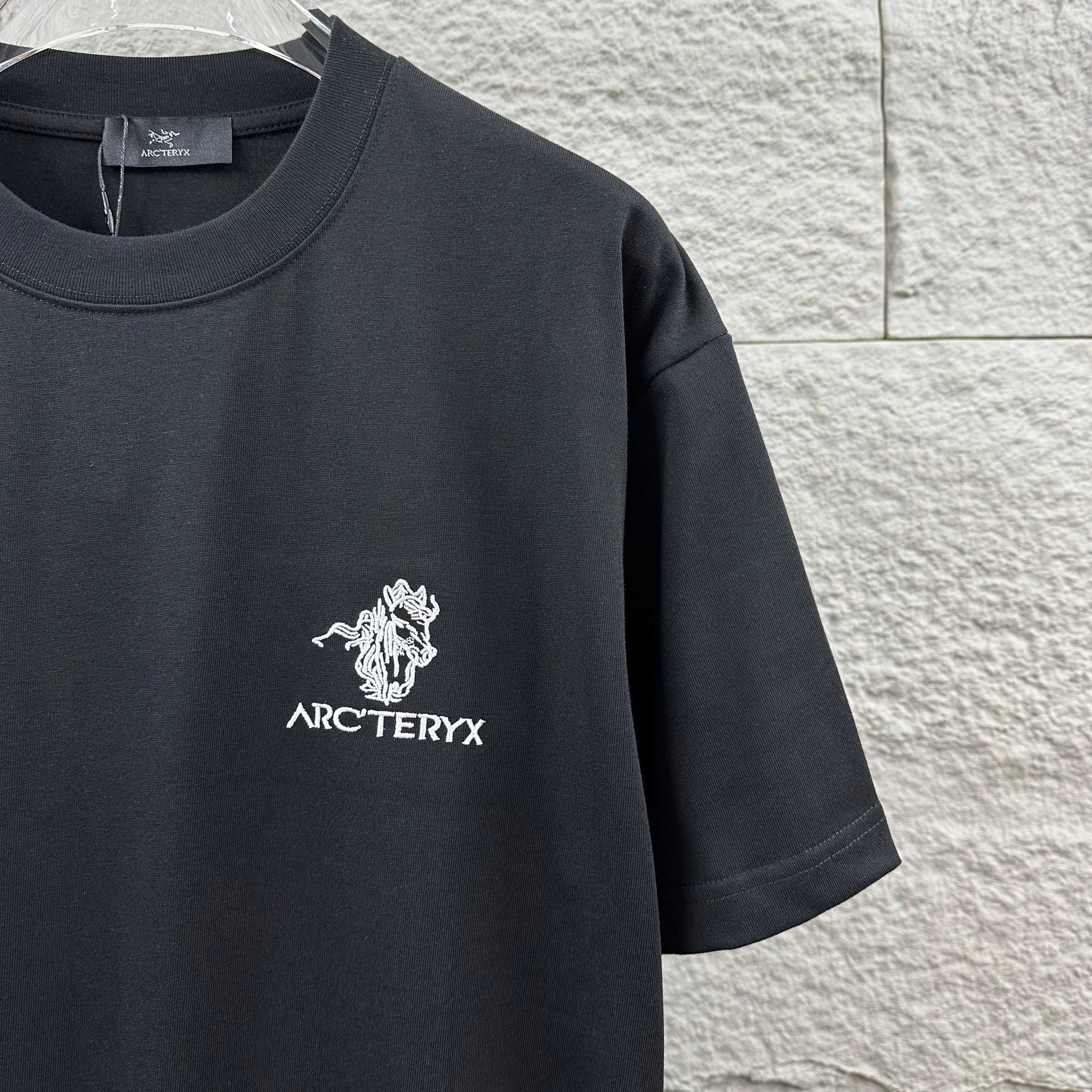 Arc'teryx ARC'TERYX*始祖*鸟 2026春夏新款 个性 字母刺绣工艺 定制双纱平纹纯棉面料 短袖T恤