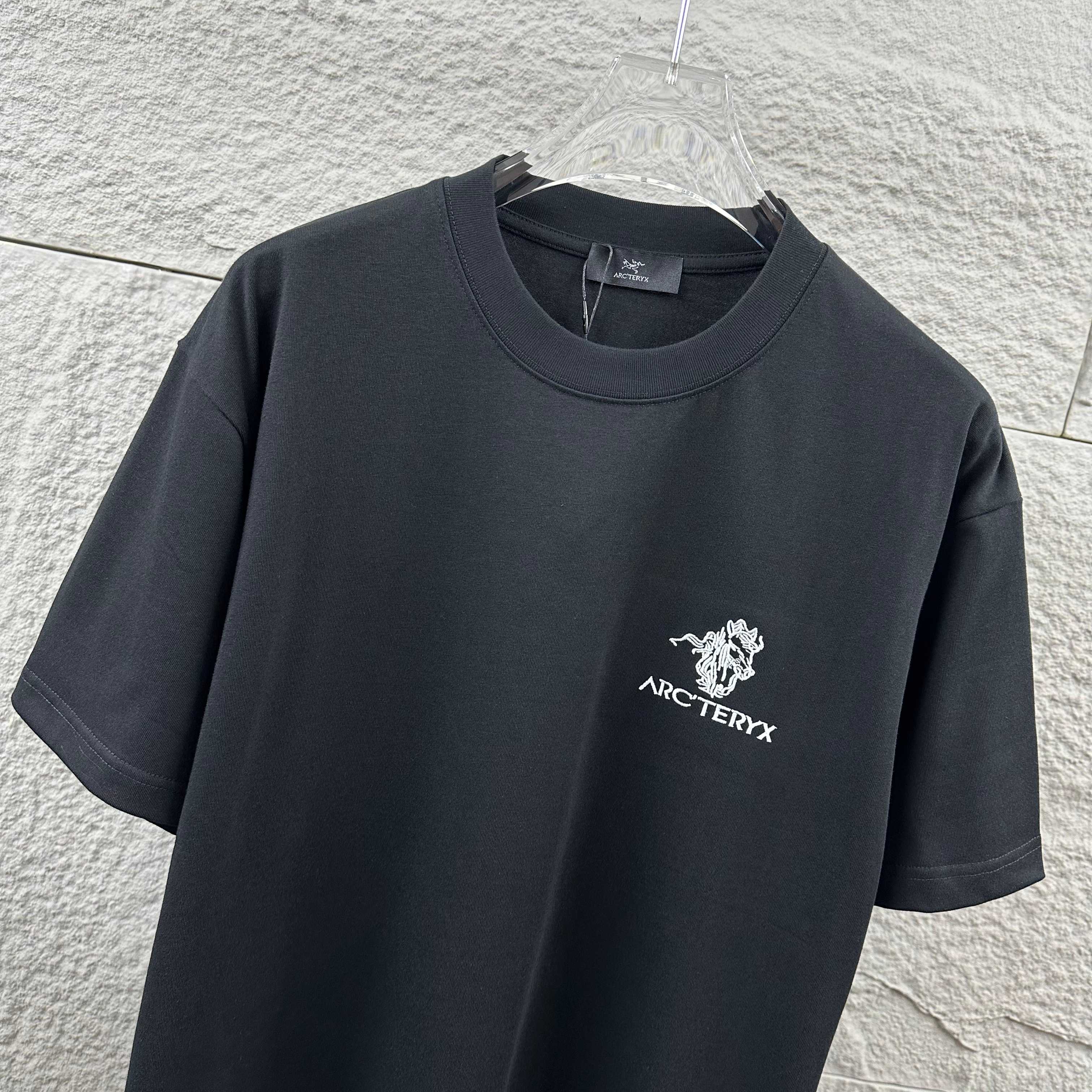 Arc'teryx ARC'TERYX*始祖*鸟 2026春夏新款 个性 字母刺绣工艺 定制双纱平纹纯棉面料 短袖T恤