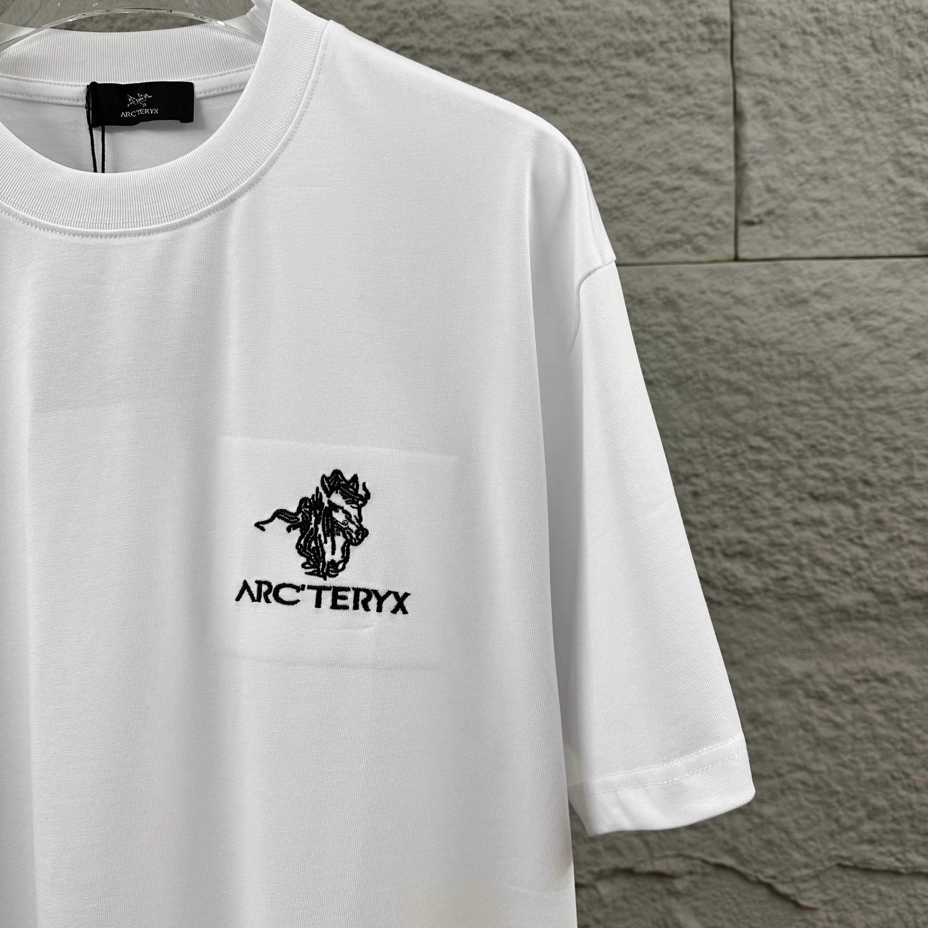 Arc'teryx ARC'TERYX*始祖*鸟 2026春夏新款 个性 字母刺绣工艺 定制双纱平纹纯棉面料 短袖T恤