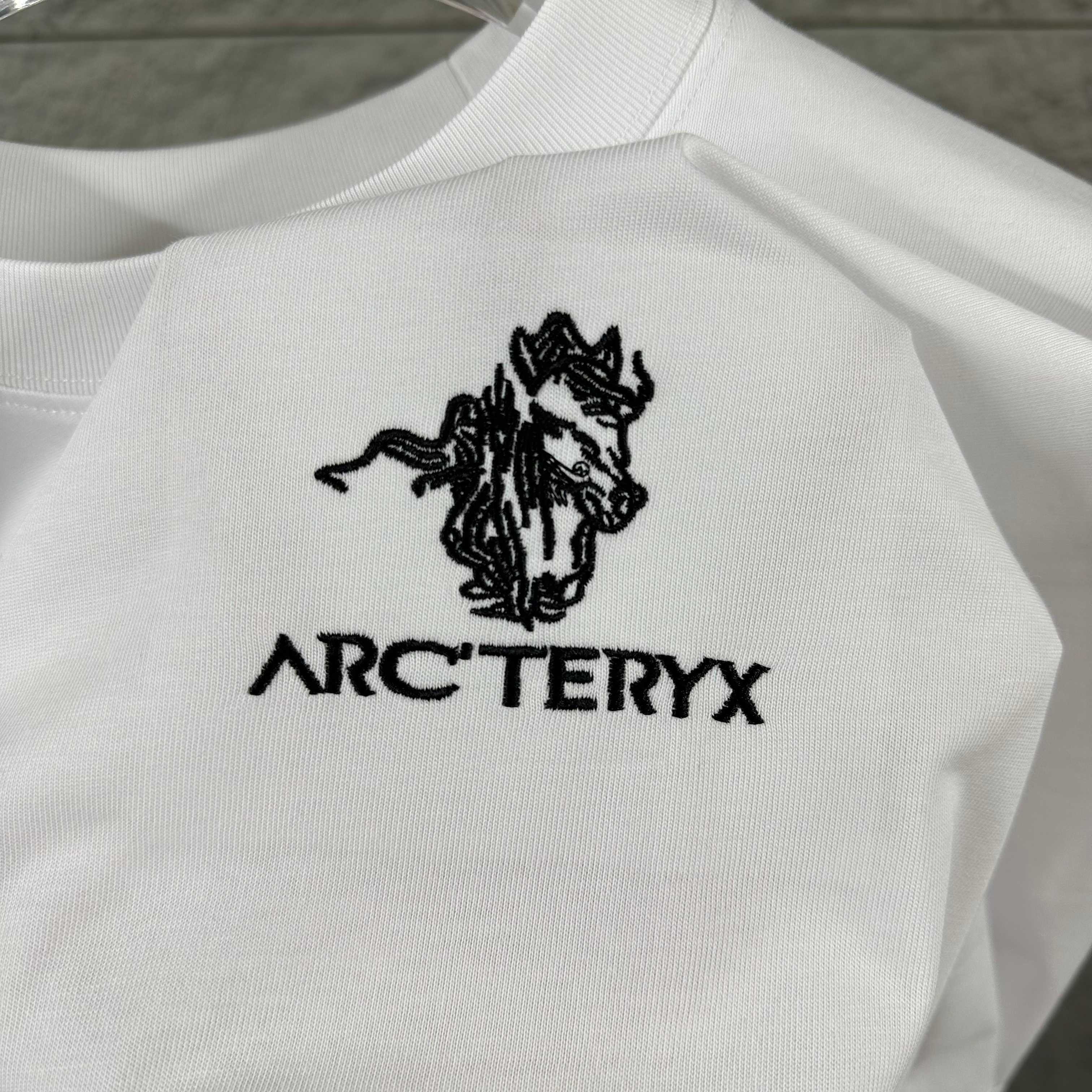 Arc'teryx ARC'TERYX*始祖*鸟 2026春夏新款 个性 字母刺绣工艺 定制双纱平纹纯棉面料 短袖T恤