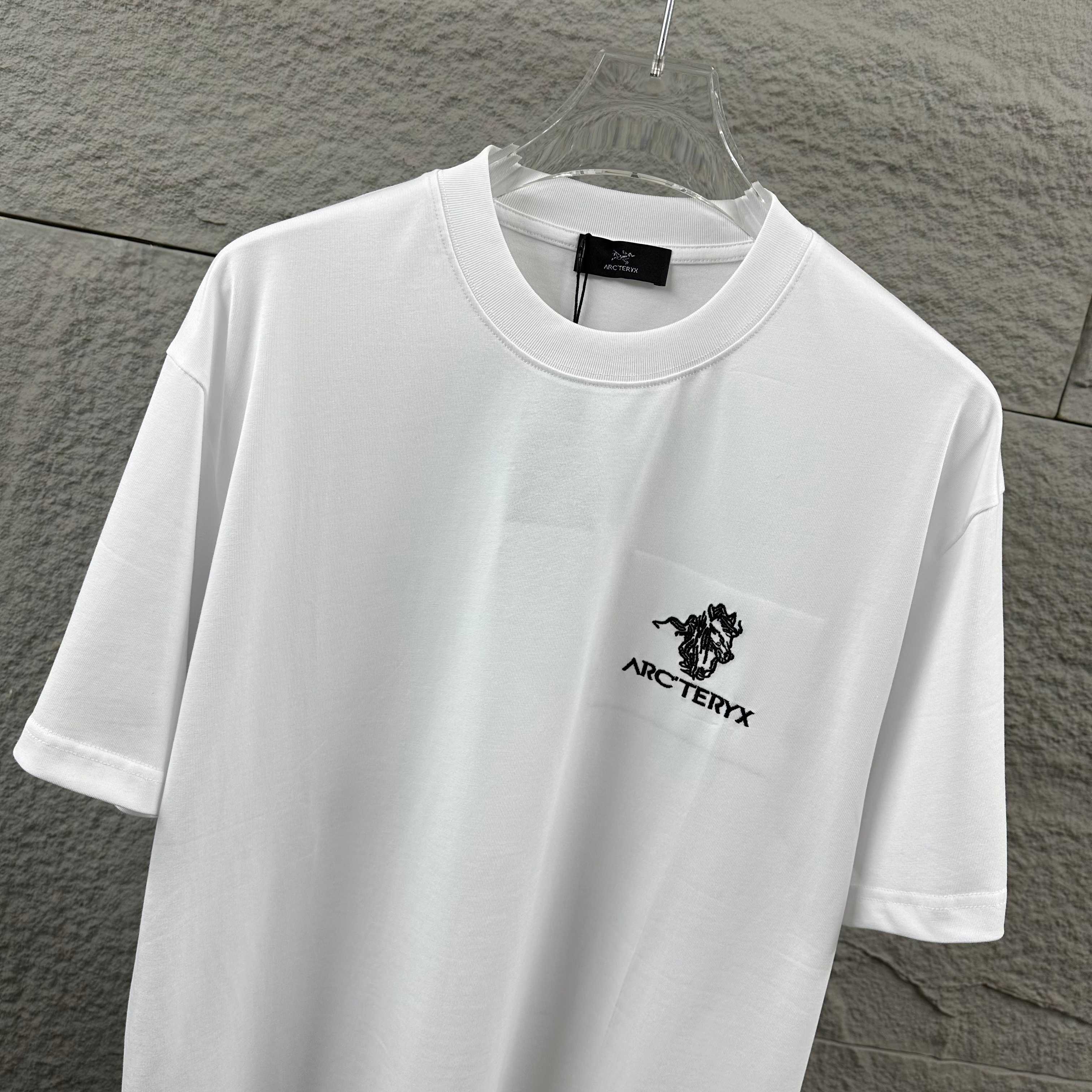 Arc'teryx ARC'TERYX*始祖*鸟 2026春夏新款 个性 字母刺绣工艺 定制双纱平纹纯棉面料 短袖T恤