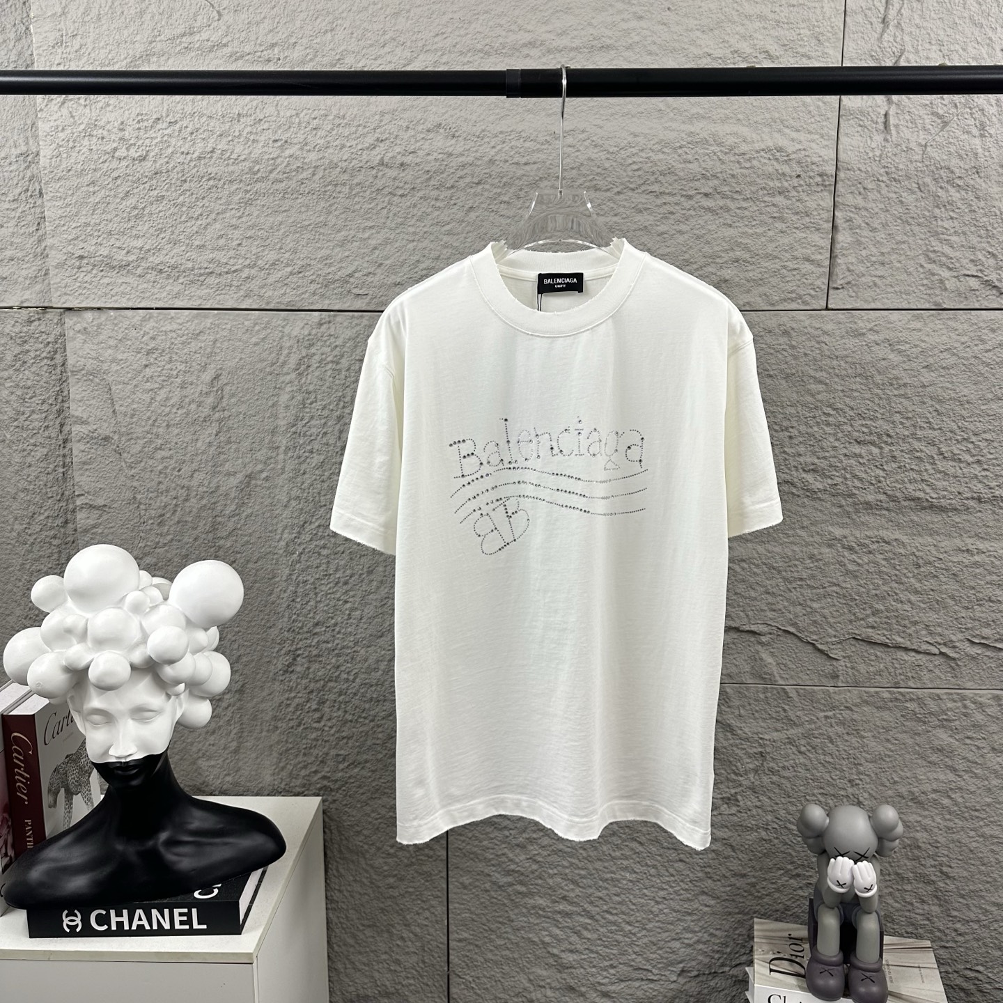 NO:912692,BALENciaga*Paris* 2026 Spring and Summer New Style Heavy-duty frayed washed style with holes and distressed ironing process Customized pure cotton fabric Short-sleeved T-shirt Unisex style Color frayed white Washed with pink Washed with purple Washed with black Size S (100-140kg) M (130-160kg) L (150-175kg) XL (160-1kg)  XXL size (180-220 pounds),,balenciaga,T-shirt,tees,t-shirt,19860909BALENciaga*巴黎* 2026春夏季新款 重工磨破洗水款破洞做旧 烫钻工艺 定制纯棉面料 短袖T恤 男女同款 颜色磨破白 洗水粉 洗水紫 洗水黑 尺码S码（100-140斤） M码（130-160斤） L码（150-175斤） XL码（160-1斤） XXL码（180-220斤）,,balenciaga,T-shirt,tees，t-shirt,,Men's clothing