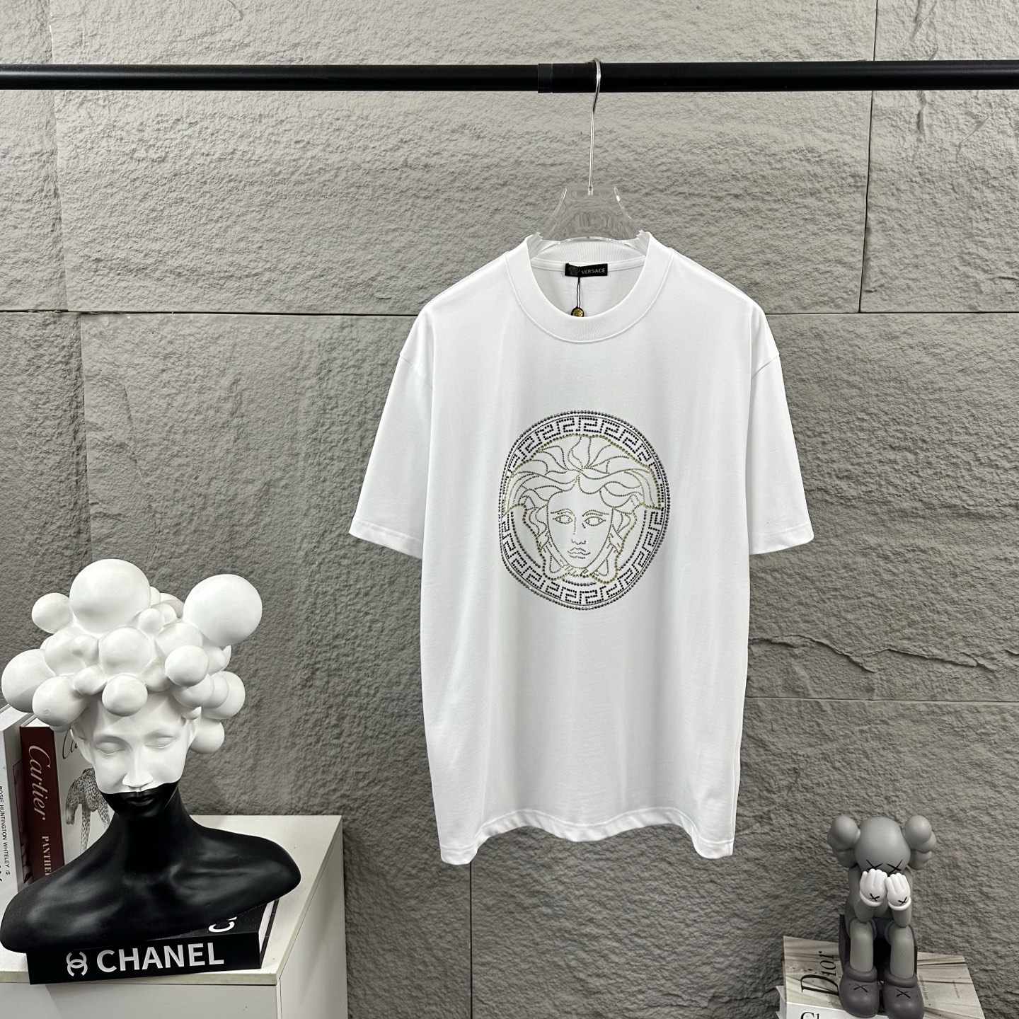 NO:912700,VersAce*Fanjia* 2026 Spring and Summer New Style Classic Letters Simple Hot Diamonds Customized Double Yarn Plain Cotton Fabric Short Sleeve T-shirt Unisex Color Black White Angora Red Size S (90-130 catties) M (120-150 catties) L (140-165 catties) XL (160-1 catties)  XXL (1-210 pounds),,versace,T-shirt,tees,t-shirt,19860909VersAce*范家* 2026 春夏新款 经典字母简约烫钻 定制双纱平纹纯棉面料 短袖T恤 男女同款 颜色 黑色 白色 安哥拉红色 尺码 S（90-130斤） M（120-150斤） L（140-165斤） XL（160-1斤） XXL（1-210斤）,,versace,T-shirt,tees，t-shirt,,Men's clothing