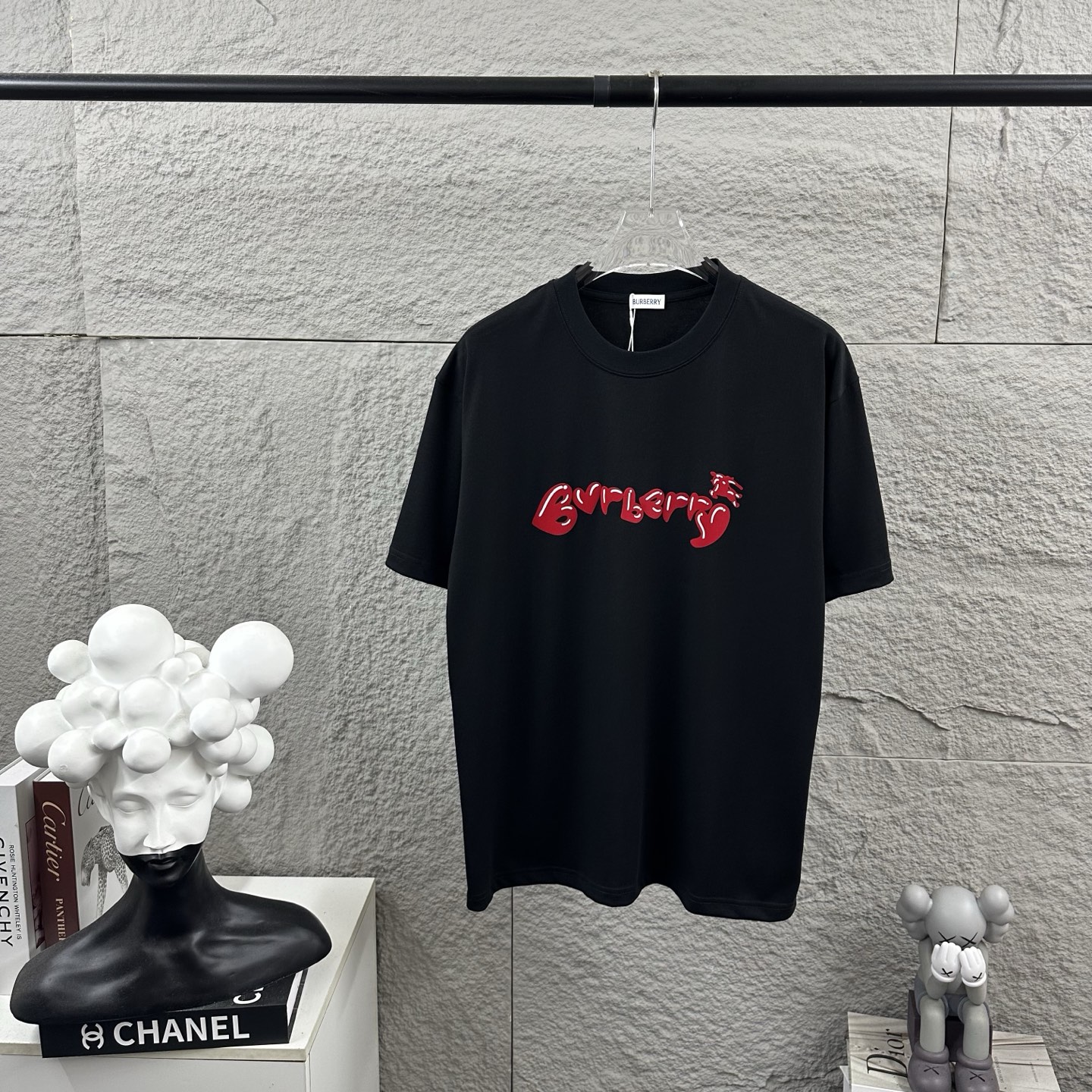 NO:912702,BBR Burberry 2026 Spring and Summer Style Classic Simple Three-dimensional Flocking War Horse Craftsmanship Personalized Logo Customized Double Yarn Plain Cotton Fabric Short-sleeved T-shirt Unisex Color Black White Size S (90-130 catties) M (120-150 catties) L (140-165 catties) XL (160-180 catties)  XXL (180-210 pounds),,burberry,T-shirt,tees,t-shirt,19860909BBR 巴宝*莉 2026春夏款 经典简约立体植绒 战马工艺 个性logo 定制双纱平纹纯棉面料 短袖T恤 男女同款 颜色黑色 白色 尺码 S（90-130斤） M（120-150斤） L（140-165斤） XL（160-180斤） XXL（180-210斤）,,burberry,T-shirt,tees，t-shirt,,Men's clothing