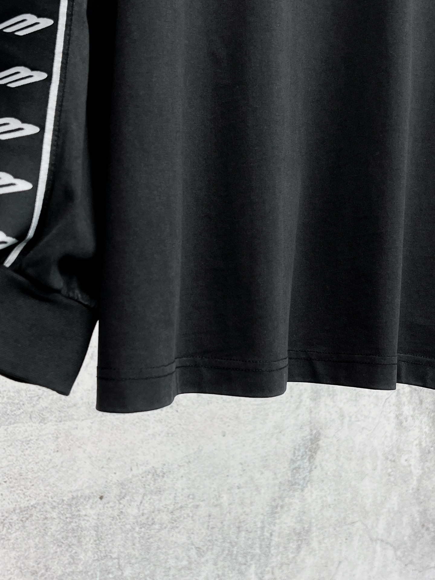 #爆款巴黎世家🔥 💰P100实拍图【顶级版本.官网品质】BALENCI*GA/25新款 。左右衣袖全长3B艺术织带点缀水洗做旧长袖T恤#
SS26最新款。第一时间研发，巨别市场通货。欢迎对比。面料采用巴黎ZP定织定染全棉双纱。克重260克，布面干净.布纹清晰，柔软舒适。螺纹釆用定染无色差。成衣洗水磨烂做旧。巨别市场通货.欢迎对比。版型釆用OS宽松落肩版型.男女同款
编码：BL255100
颜色：洗水黑，杏色
尺码：XS   S   M   L