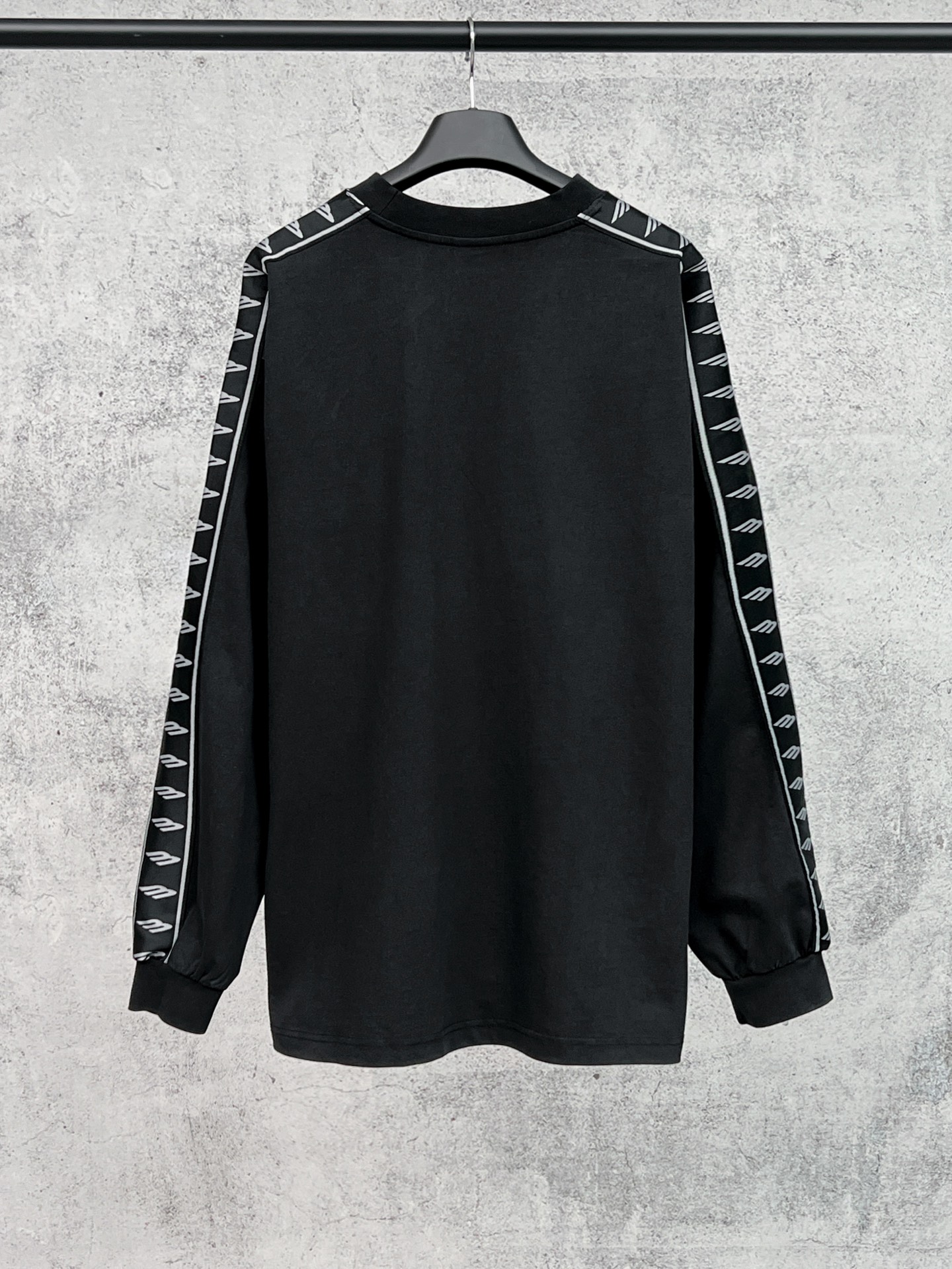 #爆款巴黎世家🔥 💰P100实拍图【顶级版本.官网品质】BALENCI*GA/25新款 。左右衣袖全长3B艺术织带点缀水洗做旧长袖T恤#
SS26最新款。第一时间研发，巨别市场通货。欢迎对比。面料采用巴黎ZP定织定染全棉双纱。克重260克，布面干净.布纹清晰，柔软舒适。螺纹釆用定染无色差。成衣洗水磨烂做旧。巨别市场通货.欢迎对比。版型釆用OS宽松落肩版型.男女同款
编码：BL255100
颜色：洗水黑，杏色
尺码：XS   S   M   L