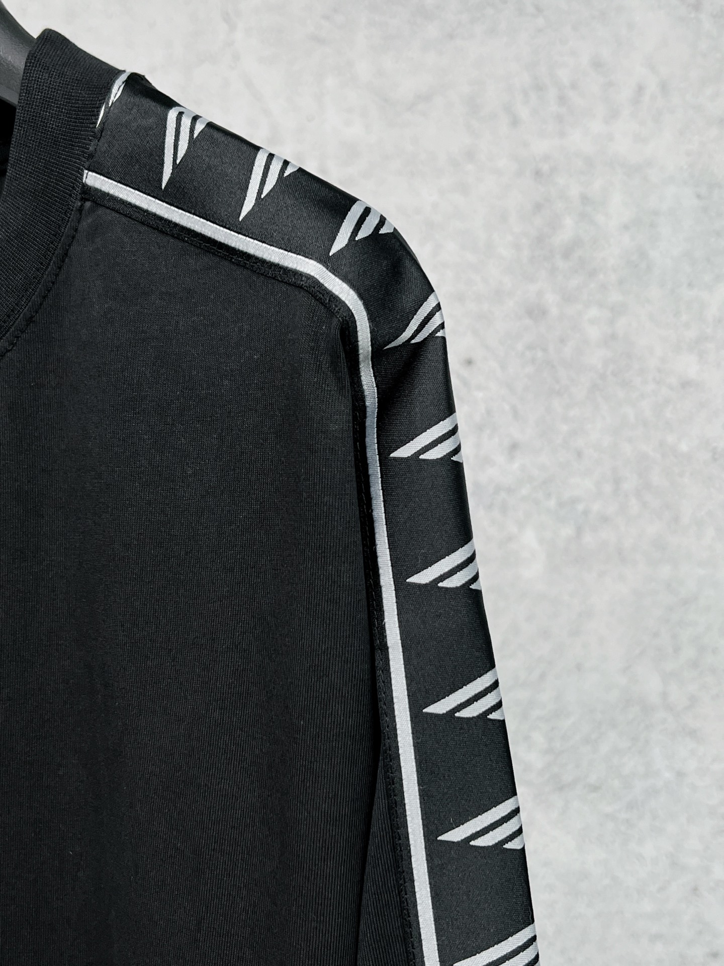 #爆款巴黎世家🔥 💰P100实拍图【顶级版本.官网品质】BALENCI*GA/25新款 。左右衣袖全长3B艺术织带点缀水洗做旧长袖T恤#
SS26最新款。第一时间研发，巨别市场通货。欢迎对比。面料采用巴黎ZP定织定染全棉双纱。克重260克，布面干净.布纹清晰，柔软舒适。螺纹釆用定染无色差。成衣洗水磨烂做旧。巨别市场通货.欢迎对比。版型釆用OS宽松落肩版型.男女同款
编码：BL255100
颜色：洗水黑，杏色
尺码：XS   S   M   L