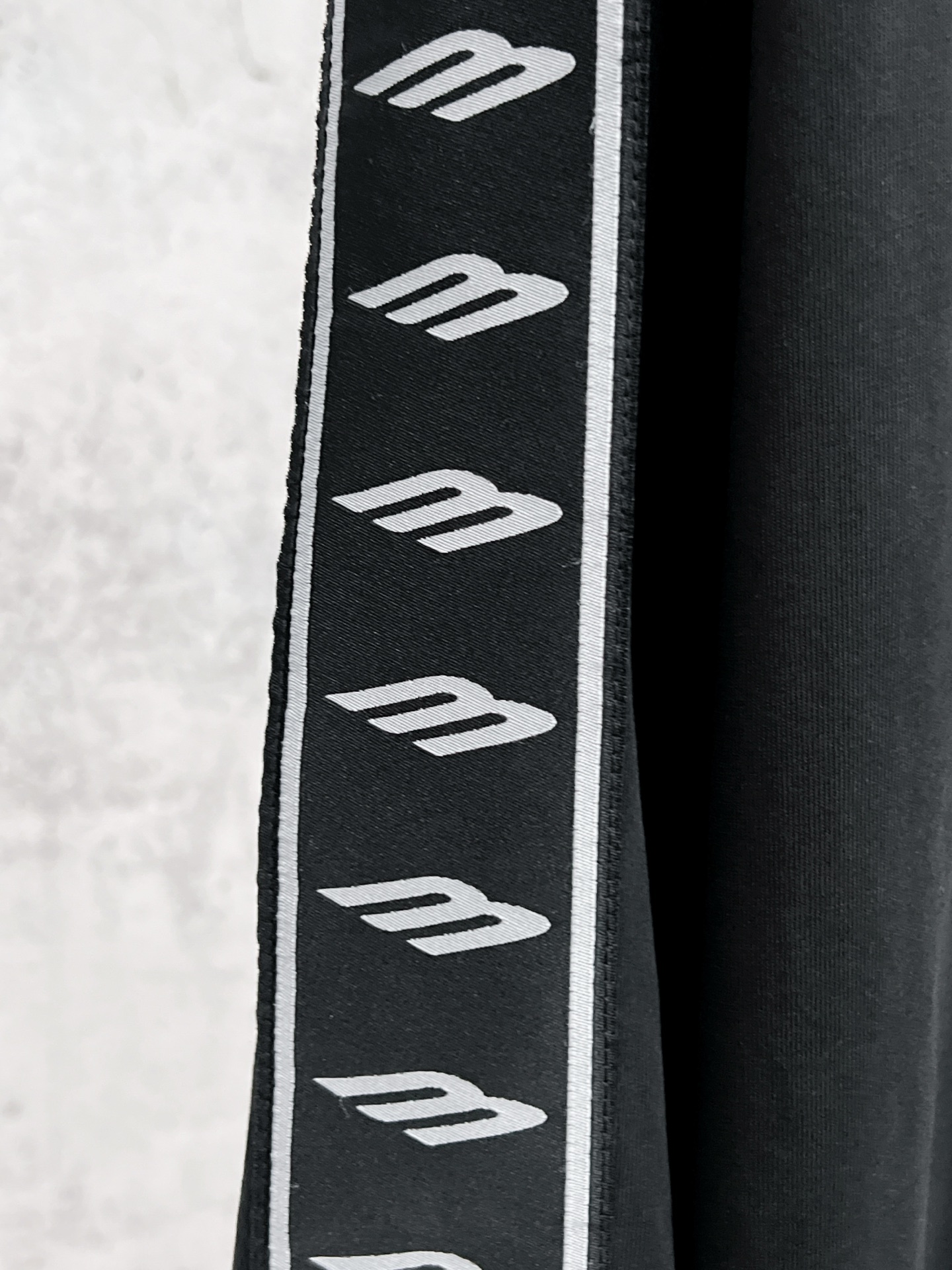 #爆款巴黎世家🔥 💰P100实拍图【顶级版本.官网品质】BALENCI*GA/25新款 。左右衣袖全长3B艺术织带点缀水洗做旧长袖T恤#
SS26最新款。第一时间研发，巨别市场通货。欢迎对比。面料采用巴黎ZP定织定染全棉双纱。克重260克，布面干净.布纹清晰，柔软舒适。螺纹釆用定染无色差。成衣洗水磨烂做旧。巨别市场通货.欢迎对比。版型釆用OS宽松落肩版型.男女同款
编码：BL255100
颜色：洗水黑，杏色
尺码：XS   S   M   L