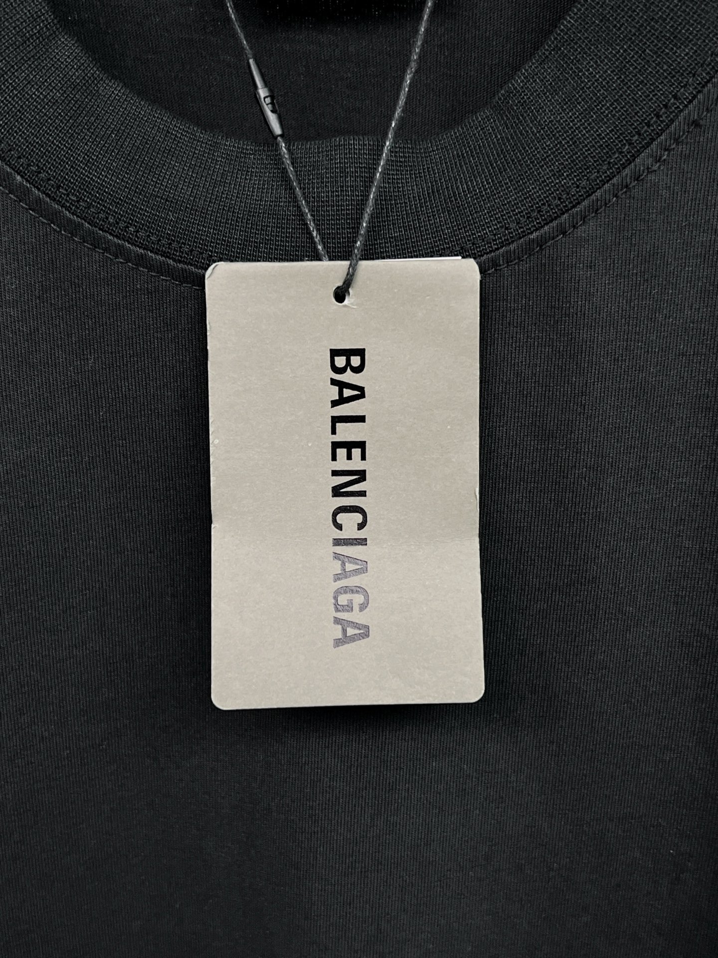 #爆款巴黎世家🔥 💰P100实拍图【顶级版本.官网品质】BALENCI*GA/25新款 。左右衣袖全长3B艺术织带点缀水洗做旧长袖T恤#
SS26最新款。第一时间研发，巨别市场通货。欢迎对比。面料采用巴黎ZP定织定染全棉双纱。克重260克，布面干净.布纹清晰，柔软舒适。螺纹釆用定染无色差。成衣洗水磨烂做旧。巨别市场通货.欢迎对比。版型釆用OS宽松落肩版型.男女同款
编码：BL255100
颜色：洗水黑，杏色
尺码：XS   S   M   L