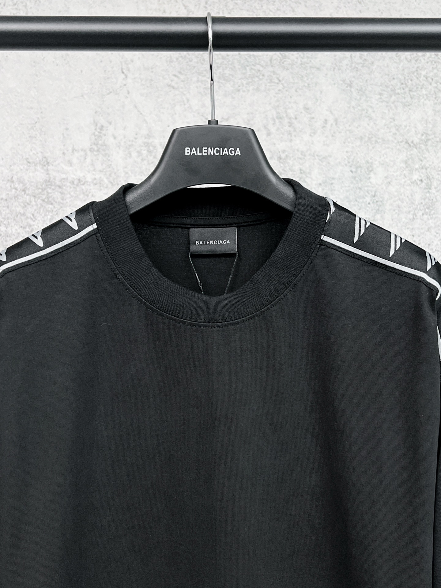 #爆款巴黎世家🔥 💰P100实拍图【顶级版本.官网品质】BALENCI*GA/25新款 。左右衣袖全长3B艺术织带点缀水洗做旧长袖T恤#
SS26最新款。第一时间研发，巨别市场通货。欢迎对比。面料采用巴黎ZP定织定染全棉双纱。克重260克，布面干净.布纹清晰，柔软舒适。螺纹釆用定染无色差。成衣洗水磨烂做旧。巨别市场通货.欢迎对比。版型釆用OS宽松落肩版型.男女同款
编码：BL255100
颜色：洗水黑，杏色
尺码：XS   S   M   L