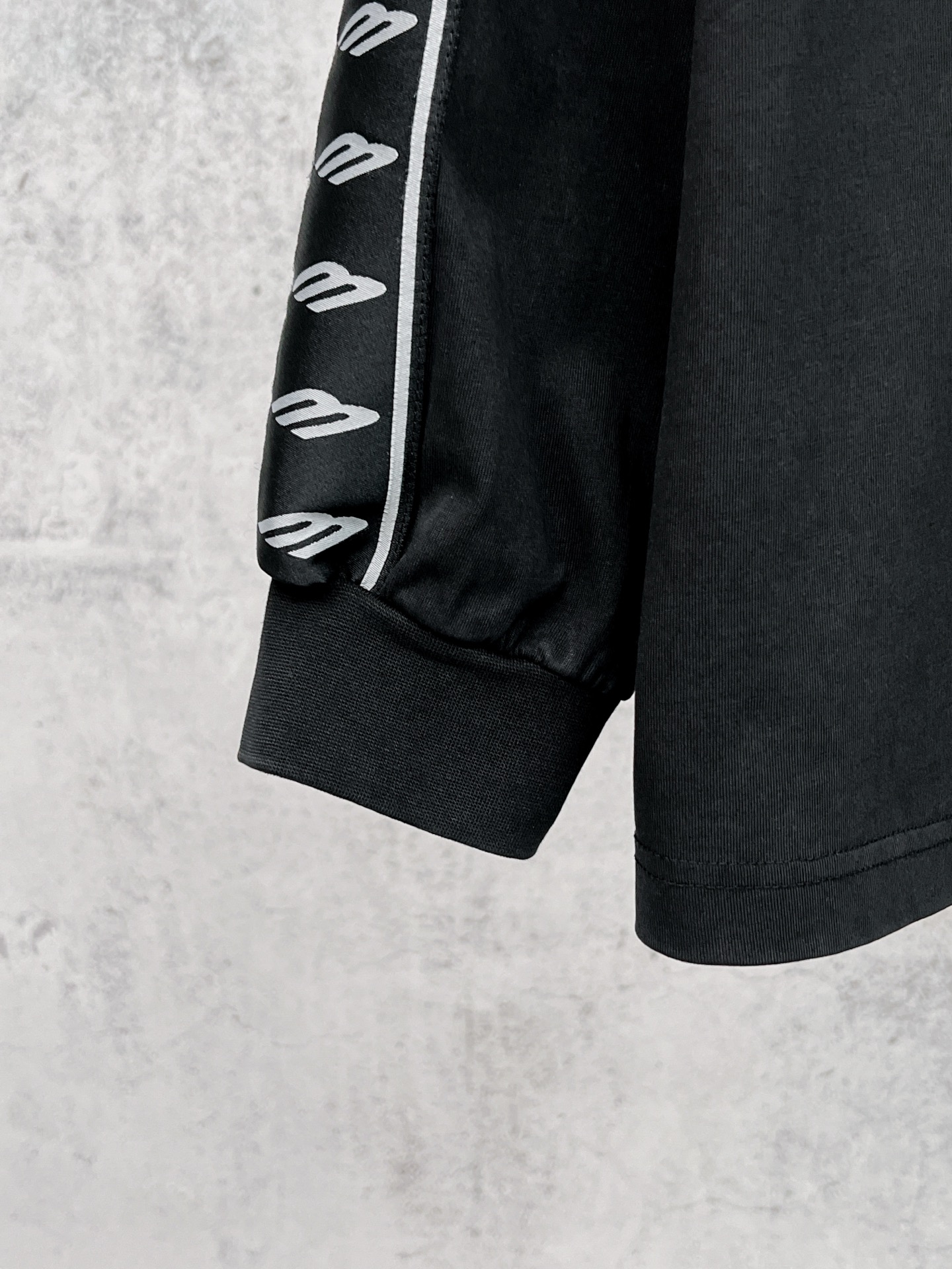 #爆款巴黎世家🔥 💰P100实拍图【顶级版本.官网品质】BALENCI*GA/25新款 。左右衣袖全长3B艺术织带点缀水洗做旧长袖T恤#
SS26最新款。第一时间研发，巨别市场通货。欢迎对比。面料采用巴黎ZP定织定染全棉双纱。克重260克，布面干净.布纹清晰，柔软舒适。螺纹釆用定染无色差。成衣洗水磨烂做旧。巨别市场通货.欢迎对比。版型釆用OS宽松落肩版型.男女同款
编码：BL255100
颜色：洗水黑，杏色
尺码：XS   S   M   L