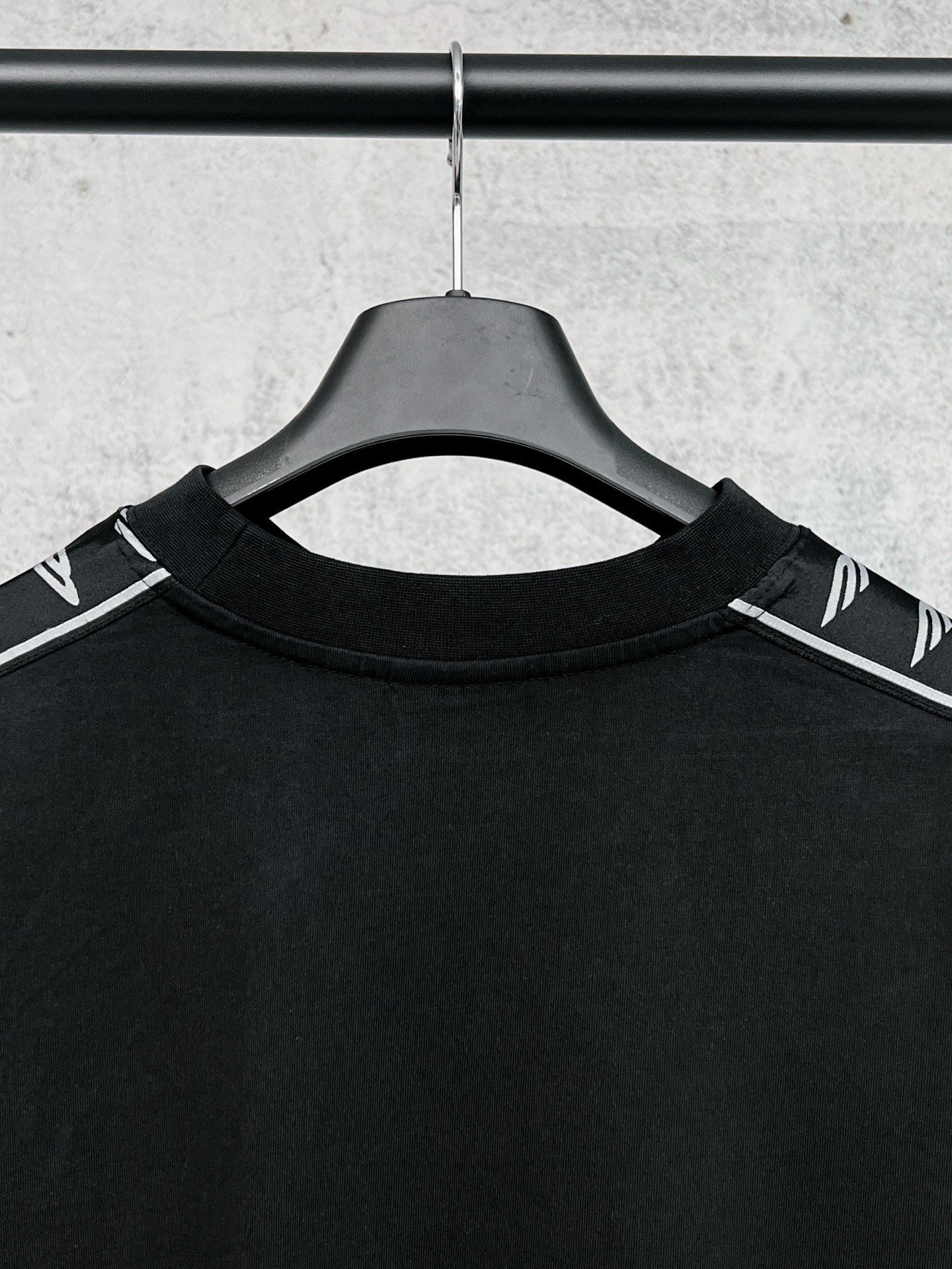 #爆款巴黎世家🔥 💰P100实拍图【顶级版本.官网品质】BALENCI*GA/25新款 。左右衣袖全长3B艺术织带点缀水洗做旧长袖T恤#
SS26最新款。第一时间研发，巨别市场通货。欢迎对比。面料采用巴黎ZP定织定染全棉双纱。克重260克，布面干净.布纹清晰，柔软舒适。螺纹釆用定染无色差。成衣洗水磨烂做旧。巨别市场通货.欢迎对比。版型釆用OS宽松落肩版型.男女同款
编码：BL255100
颜色：洗水黑，杏色
尺码：XS   S   M   L